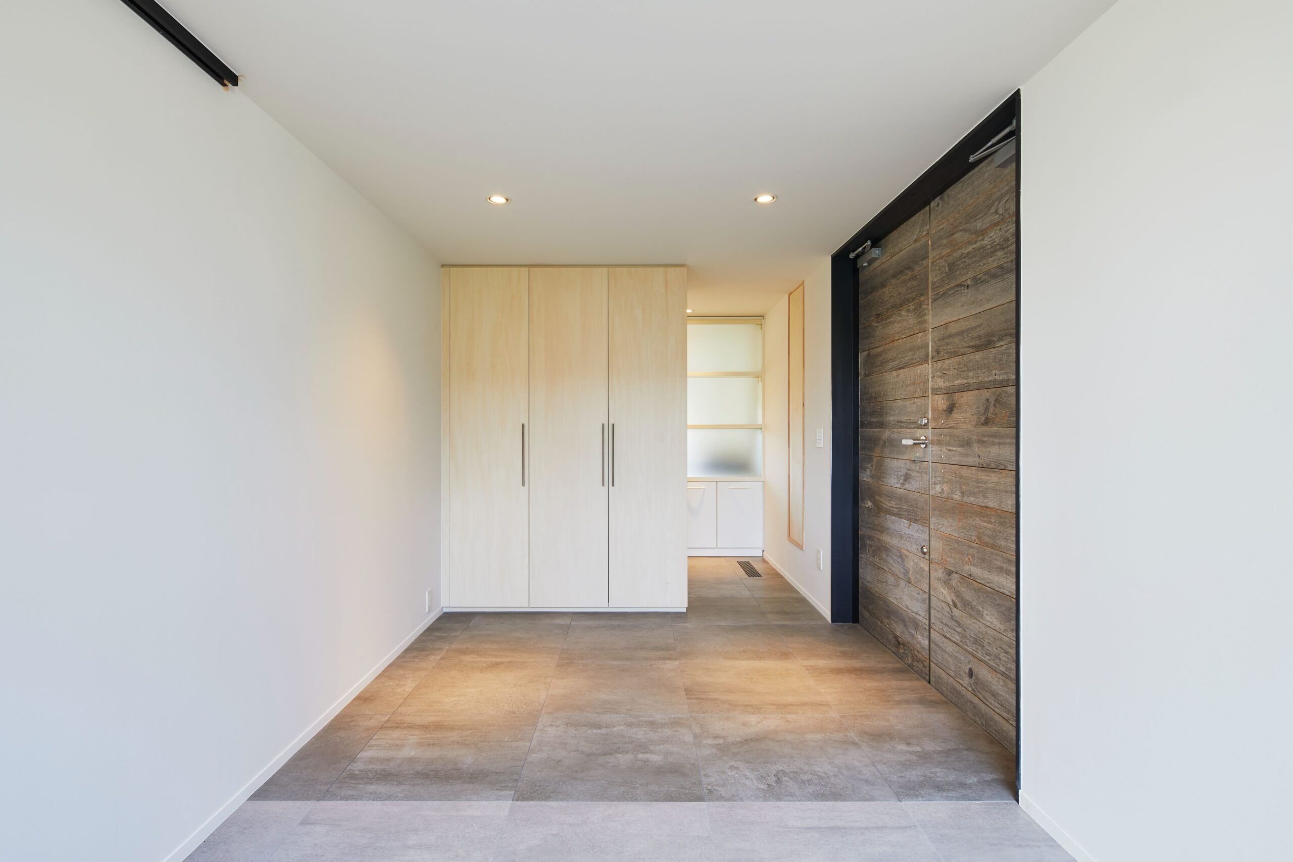 玄関を格上げするウォークスルー型シューズクローク