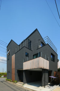 和モダンな外観デザインの3階建ての住宅 　塗り壁