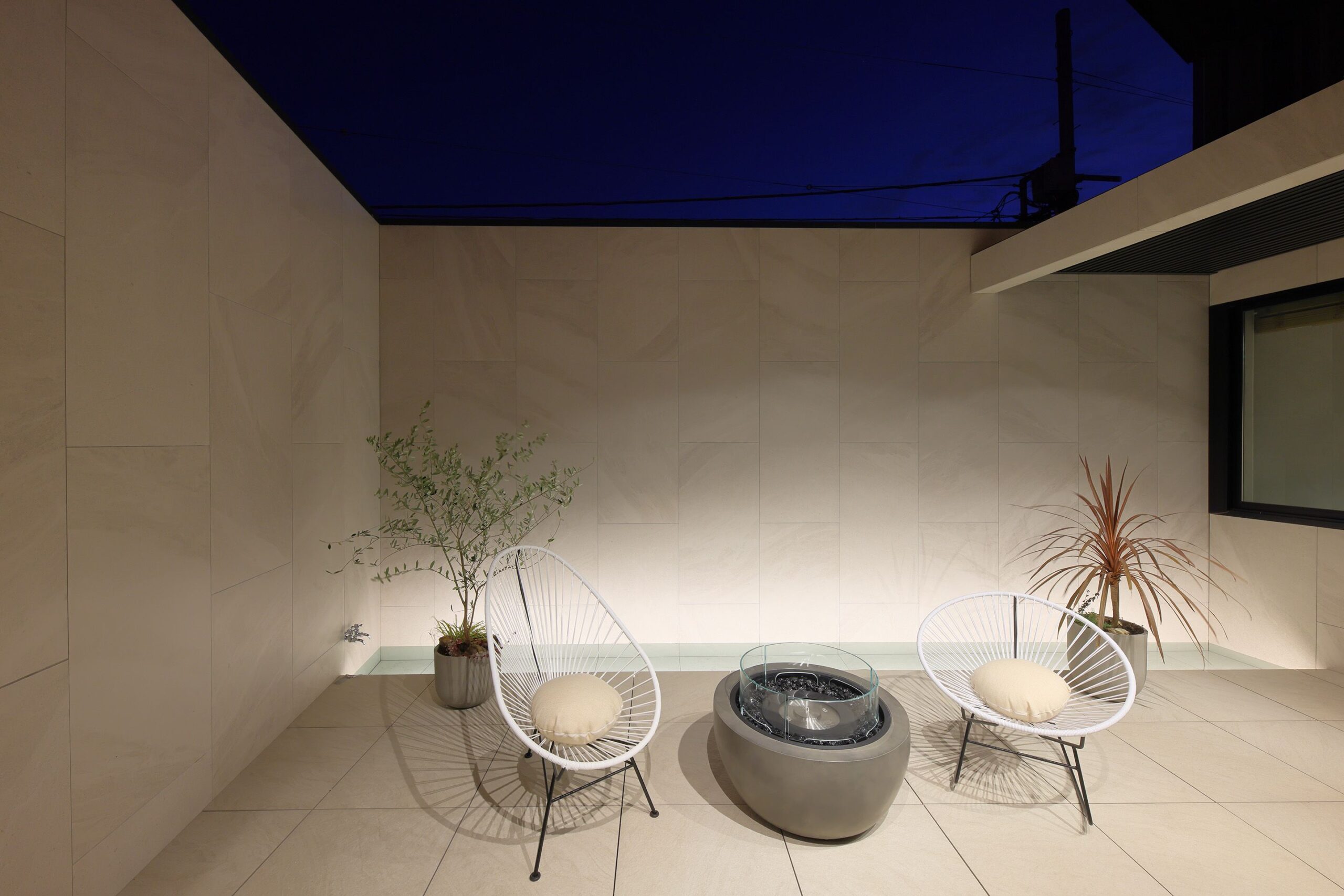 都会の喧騒を忘れさせる「中庭」と「ルーフバルコニー」