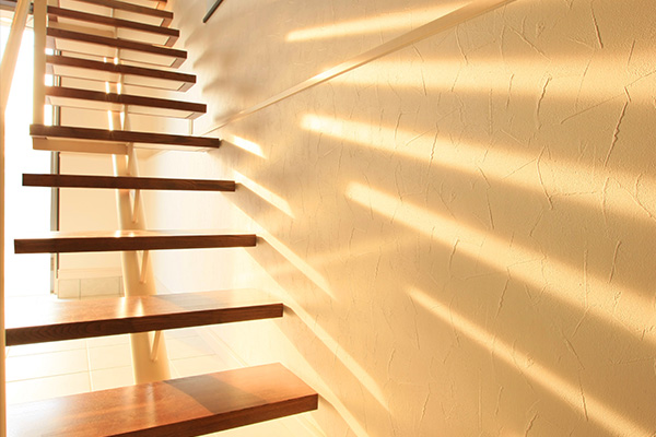 モダンな空間に浮かぶスケルトン階段