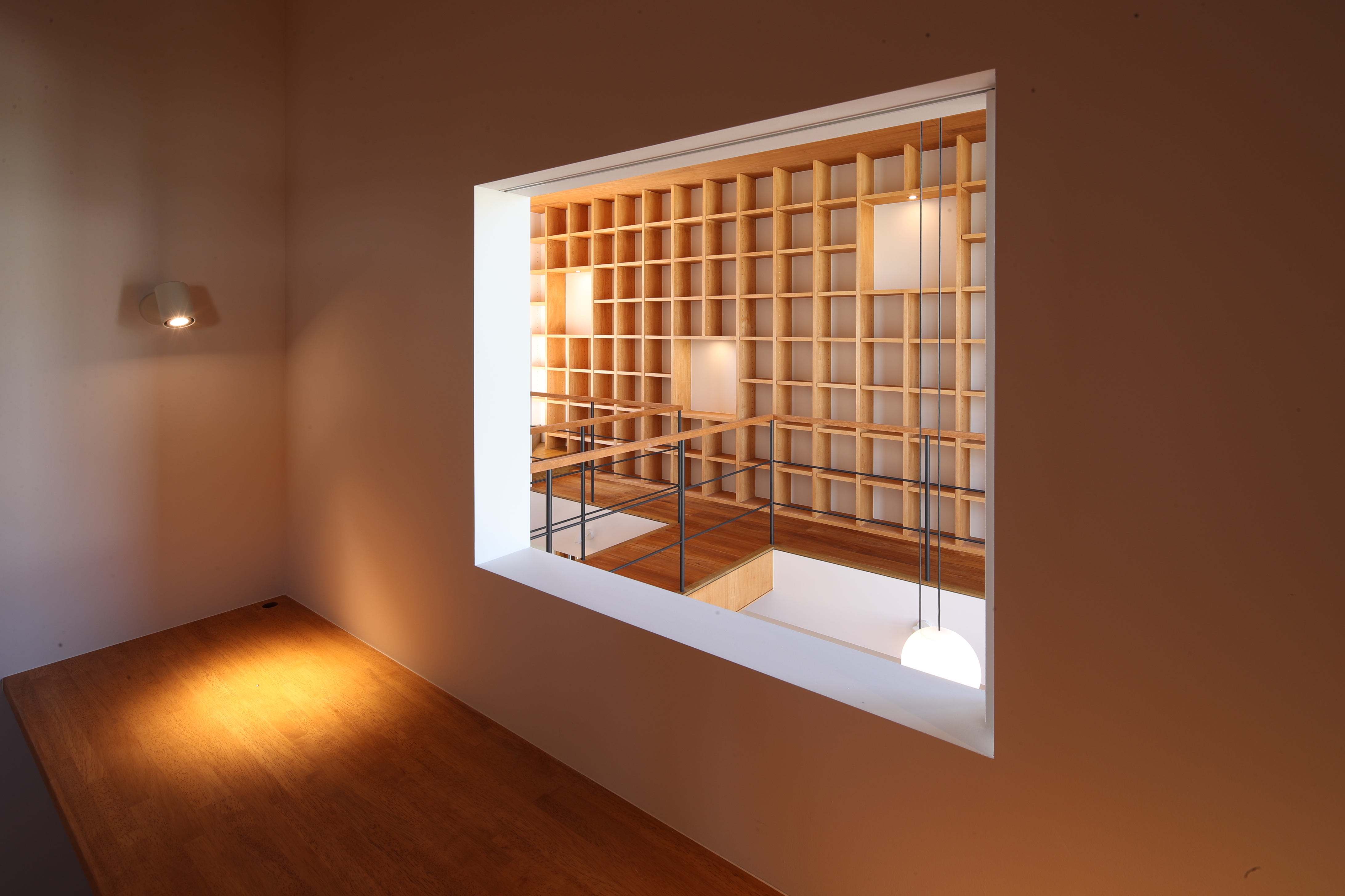 寝室の開口部から眺める書架