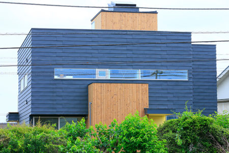 スクエアな住宅デザインを、ガルバリウム鋼鈑の外壁がよりシャープにスタイリッシュに表現