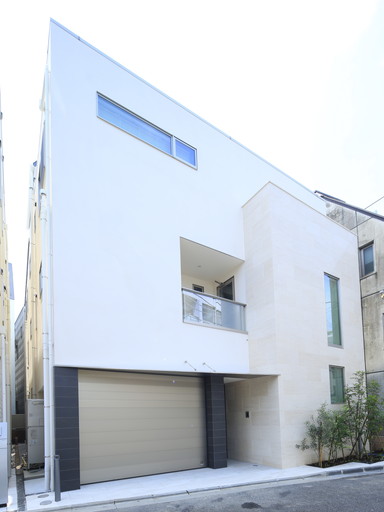 愛車を美しく格納し、雨に濡れない「ビルトインガレージ」