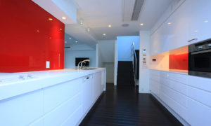 赤と素材が映えるモダンな空間