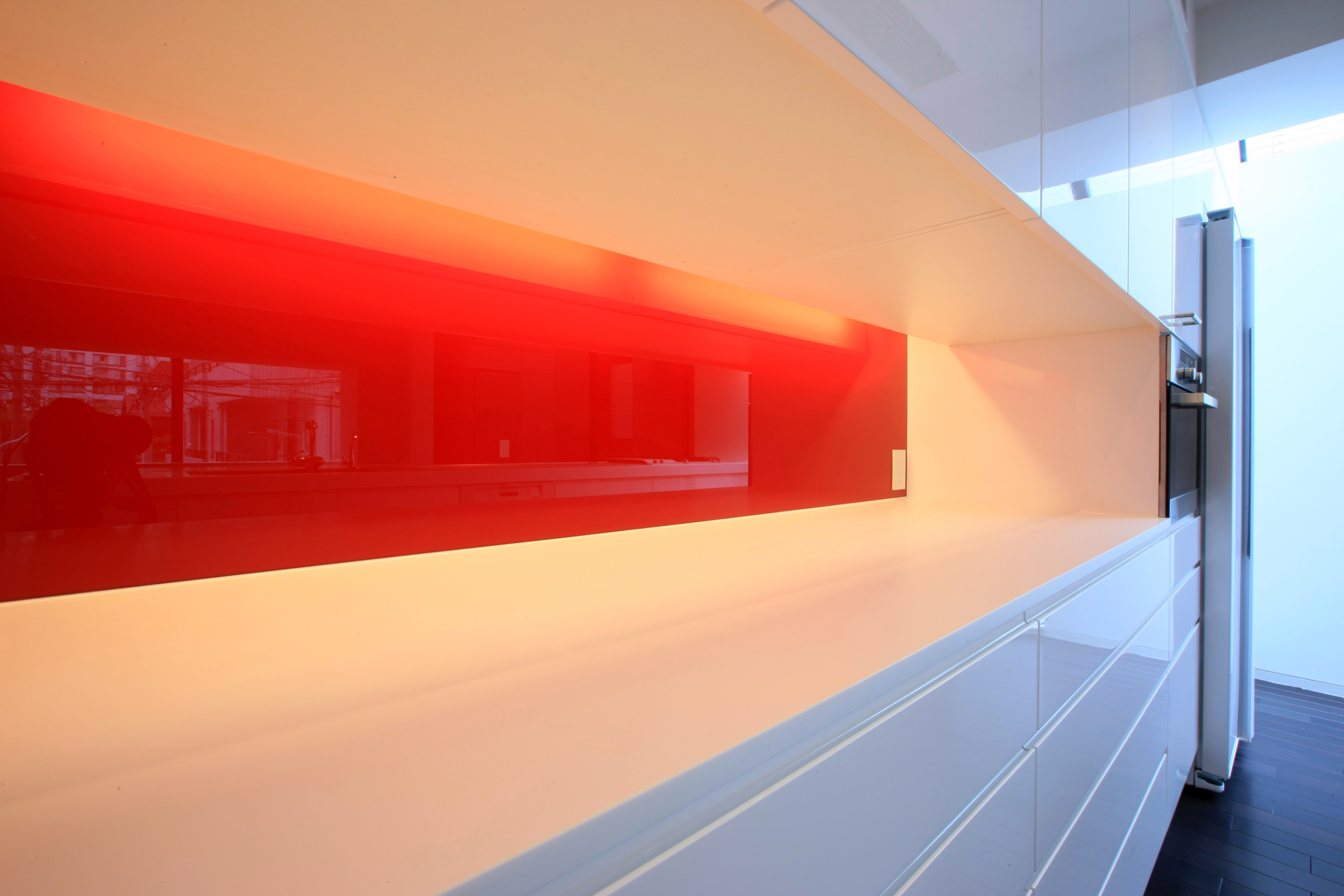 赤と素材が映えるモダンな空間の施工事例画像