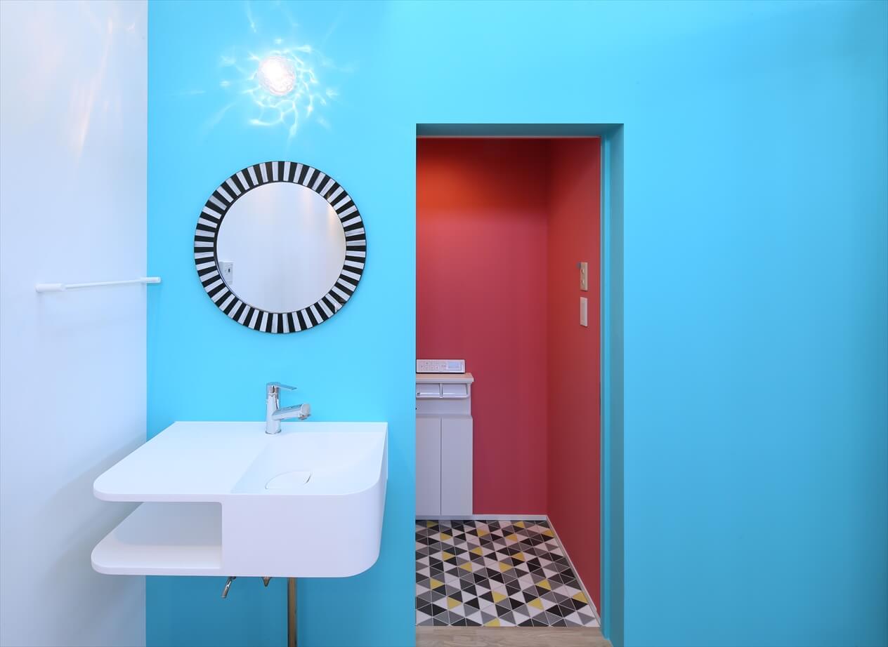 洗面室とトイレの色をあえて切り替える