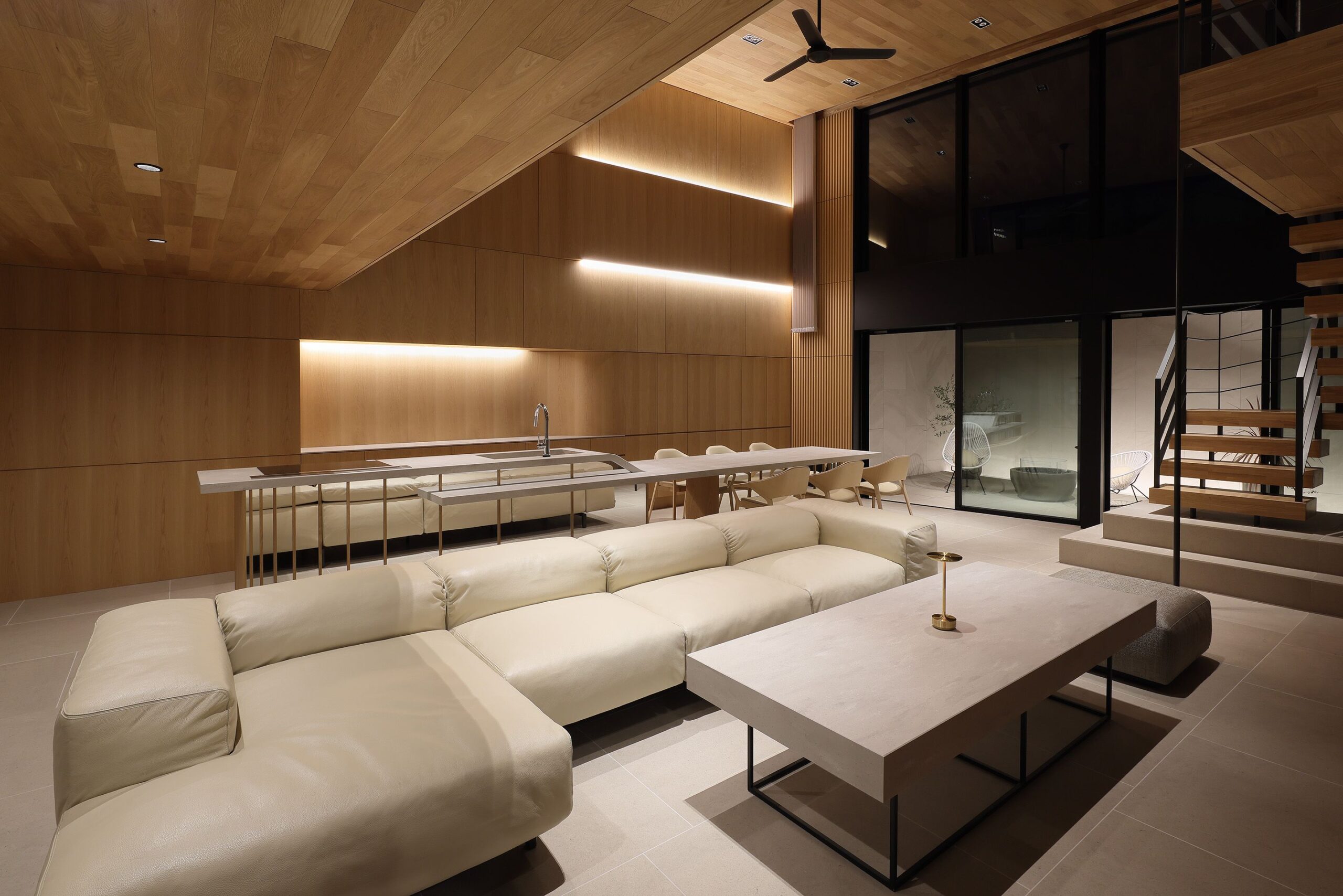 斬新な外観と水盤テラスのある邸宅