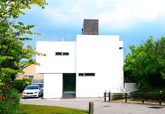 事例1:漆喰が白亜の輝きを放つモデルハウス「WHITE CUBES」