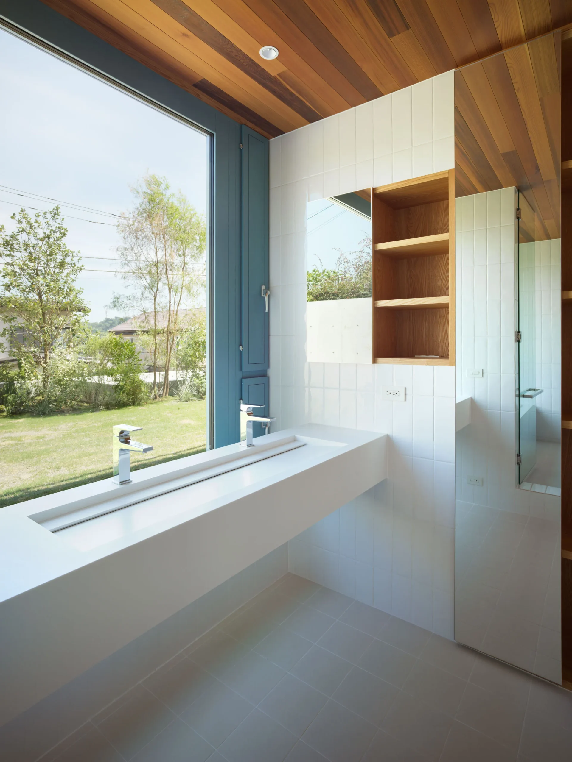 タオルや日用品をすっきり見せる収納と隠す収納