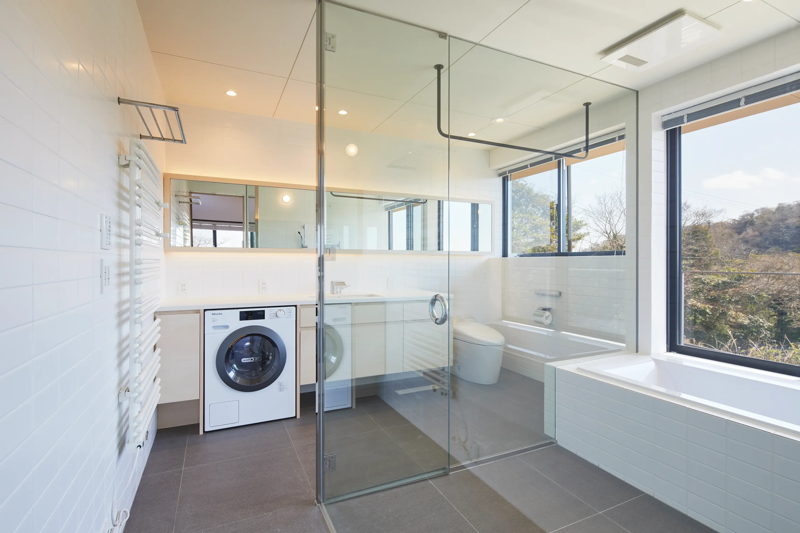 ガラスの仕切りや大開口窓がもたらす圧倒的な開放感