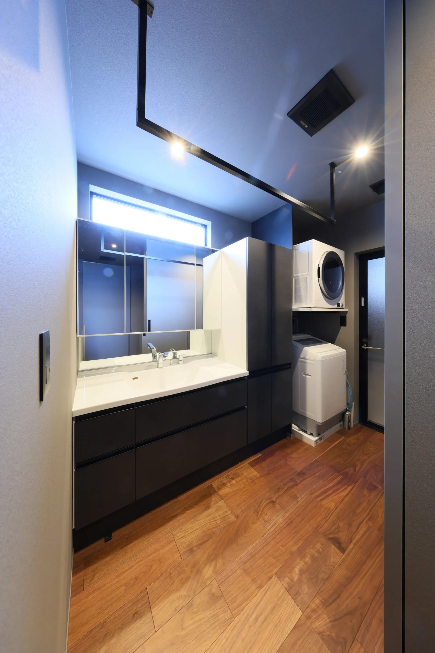 【実例】自然光が降り注ぐ、機能的で美しい洗面室