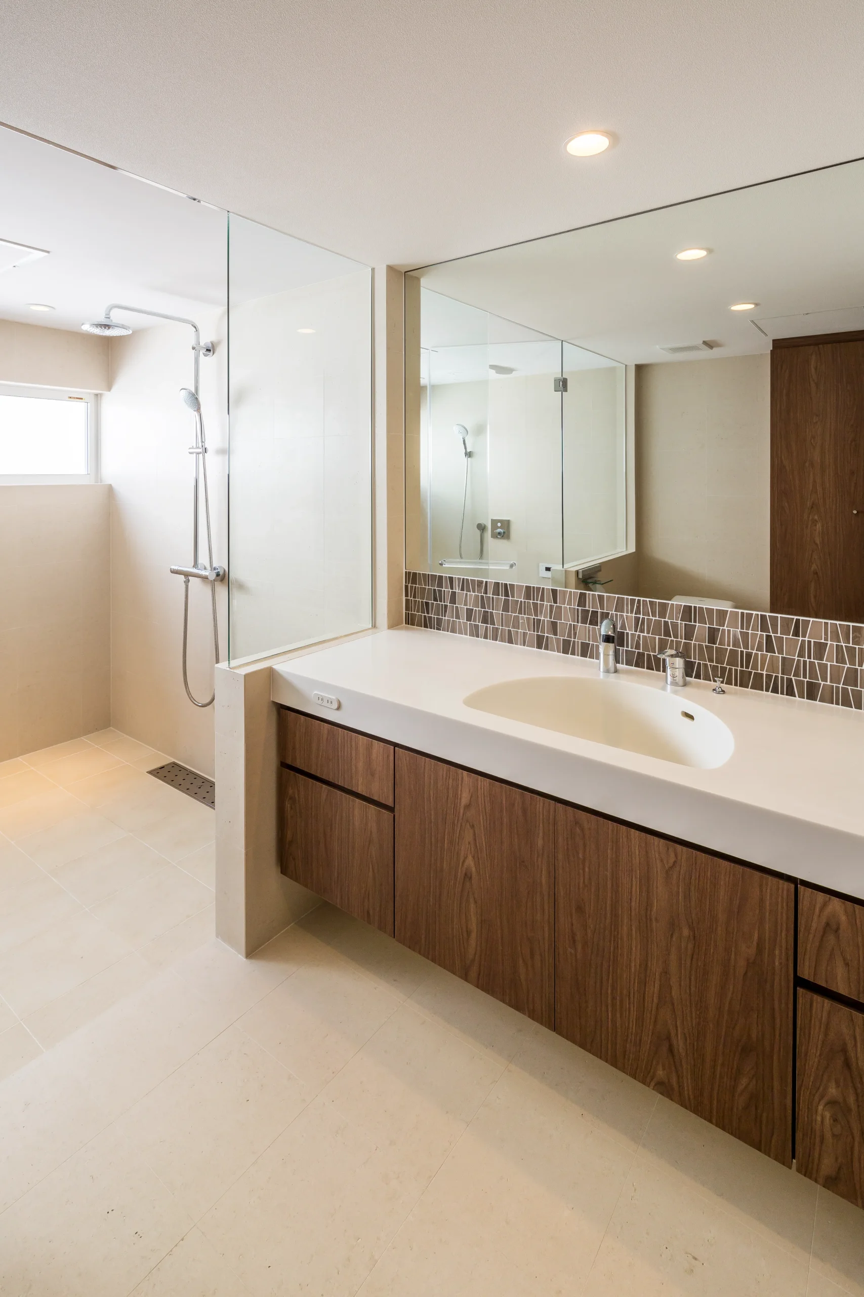 湿気対策や手入れのしやすさを考慮した床材・壁材