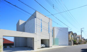 ビルトインガレージと屋外の駐車スペースの組合せ