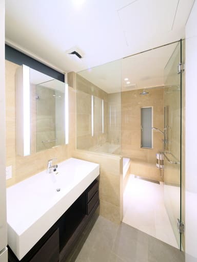 浴室と一体的にデザインされた洗面室