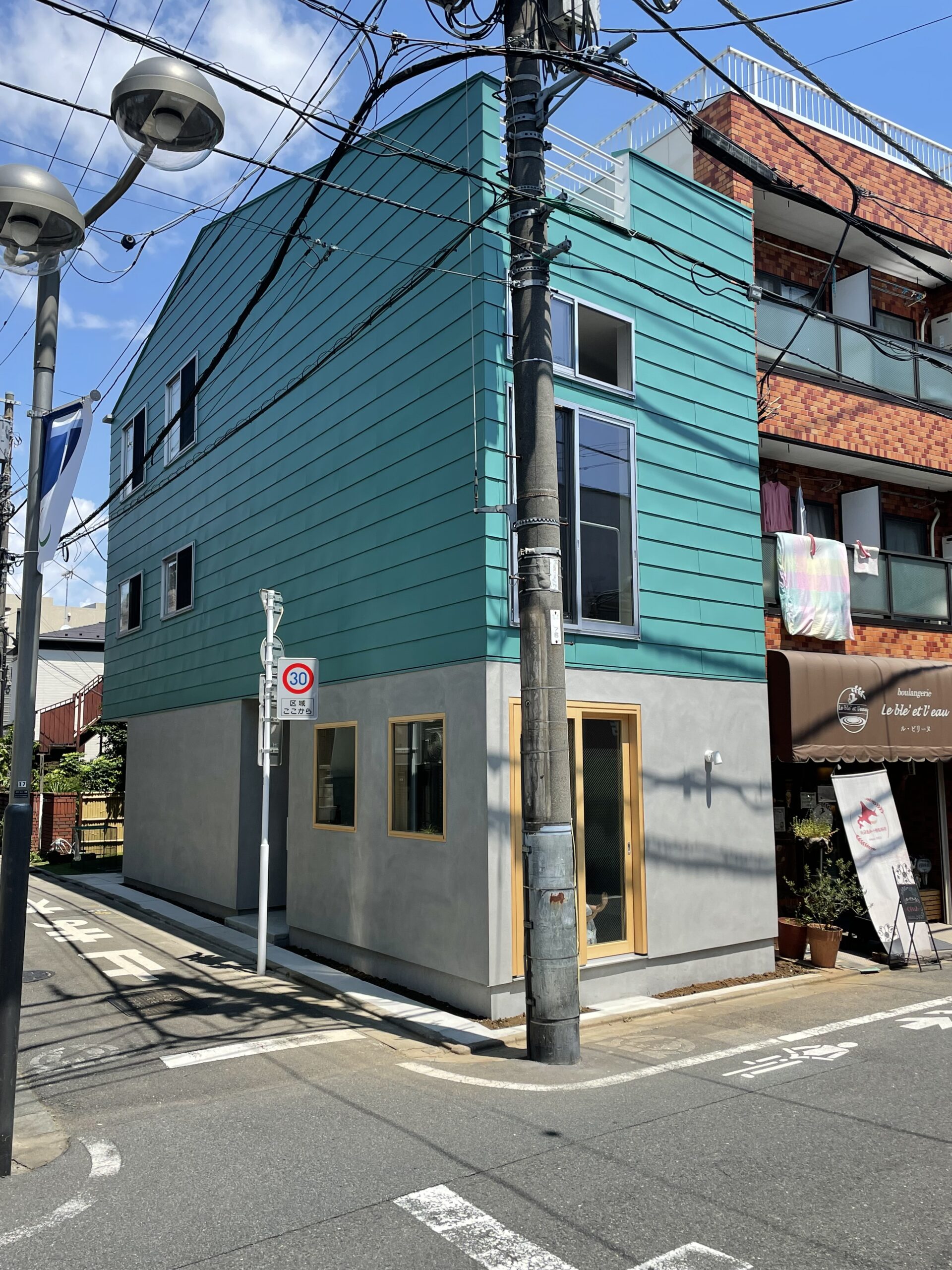 間口の狭い敷地に建てた建築家自邸