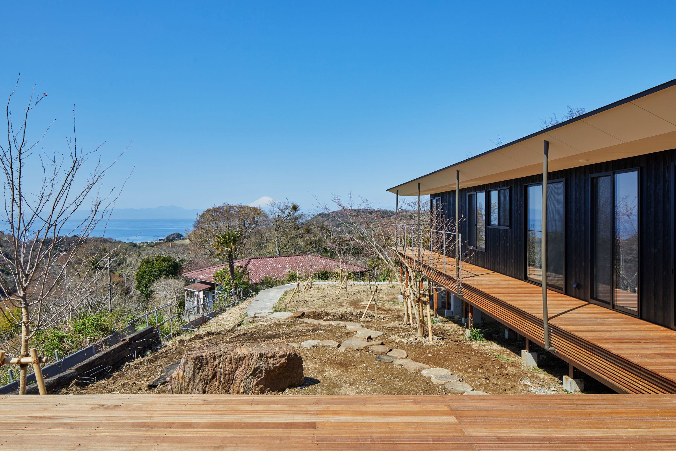 葉山の風光明媚な土地に建つ平屋の高級注文住宅の施工事例画像