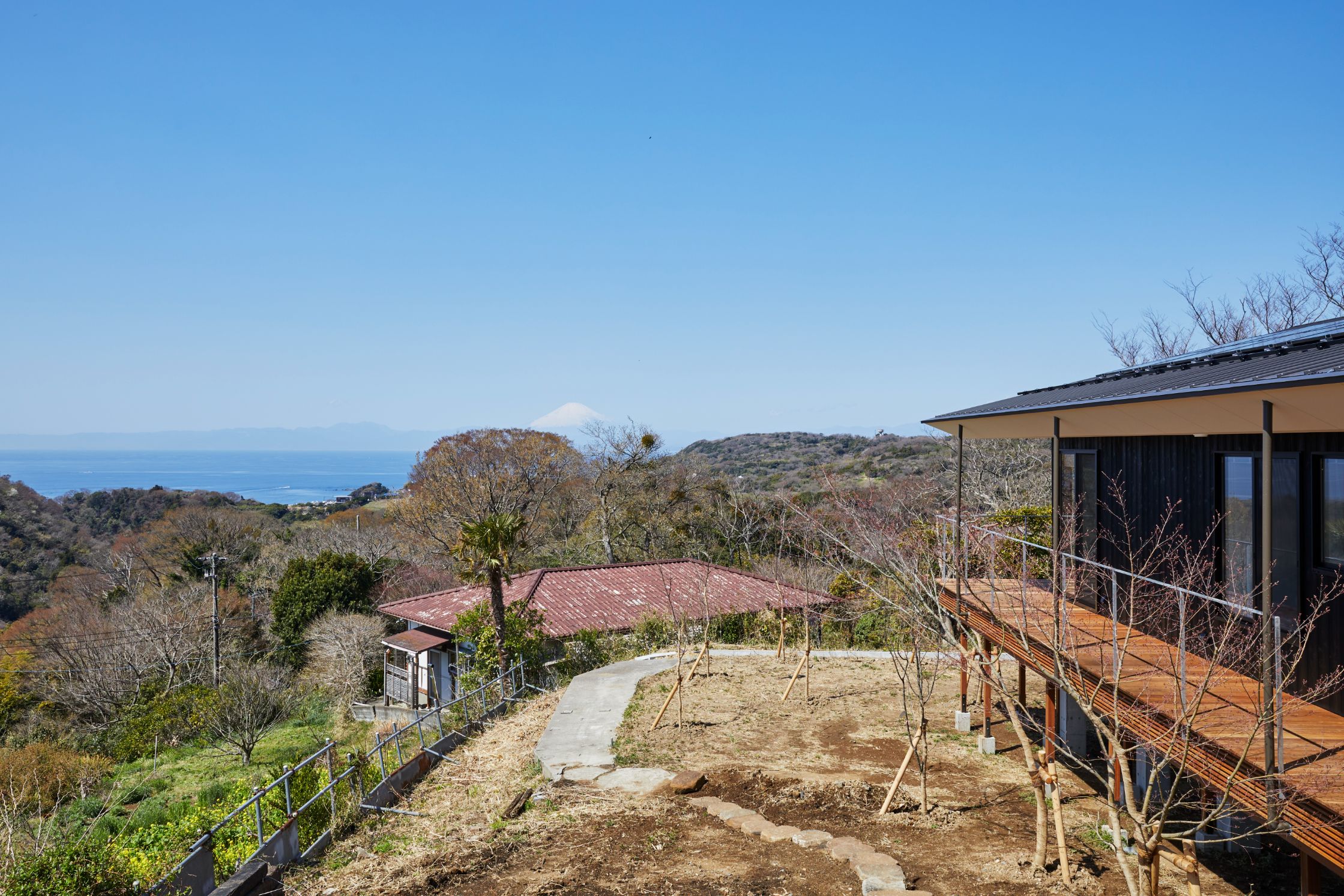 葉山の風光明媚な土地に建つ平屋の高級注文住宅の施工事例画像
