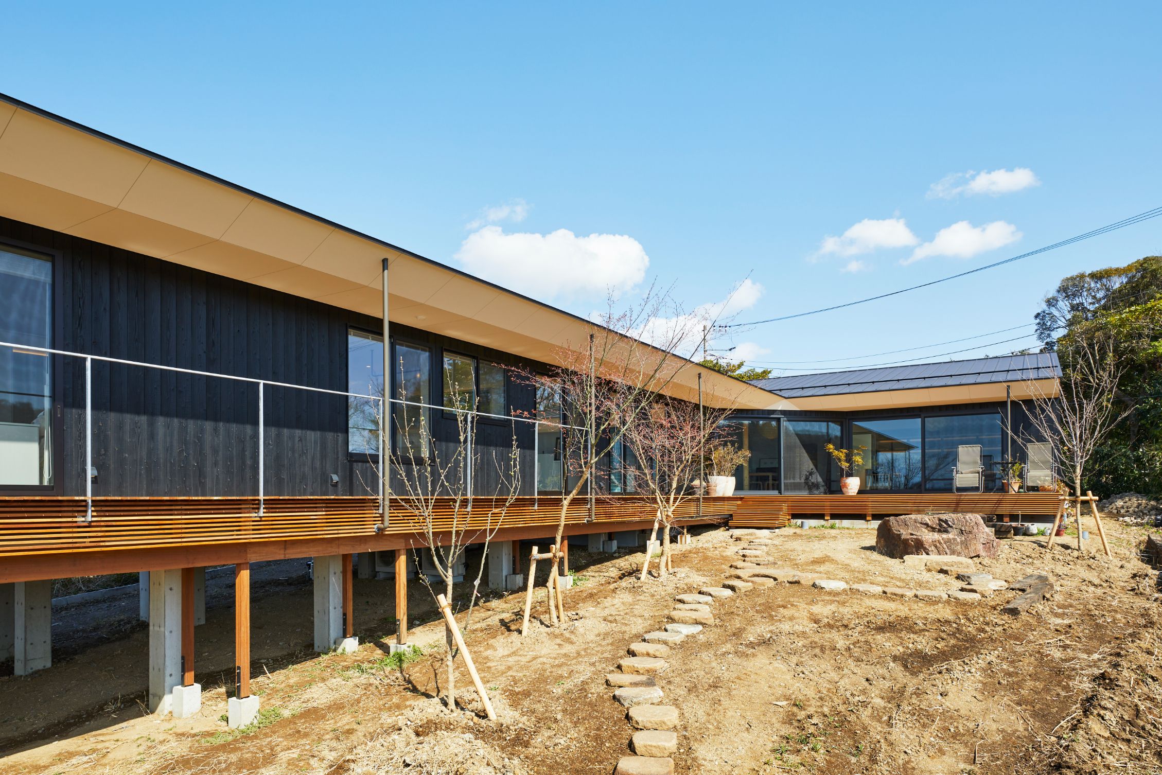 葉山の風光明媚な土地に建つ平屋の高級注文住宅の施工事例画像