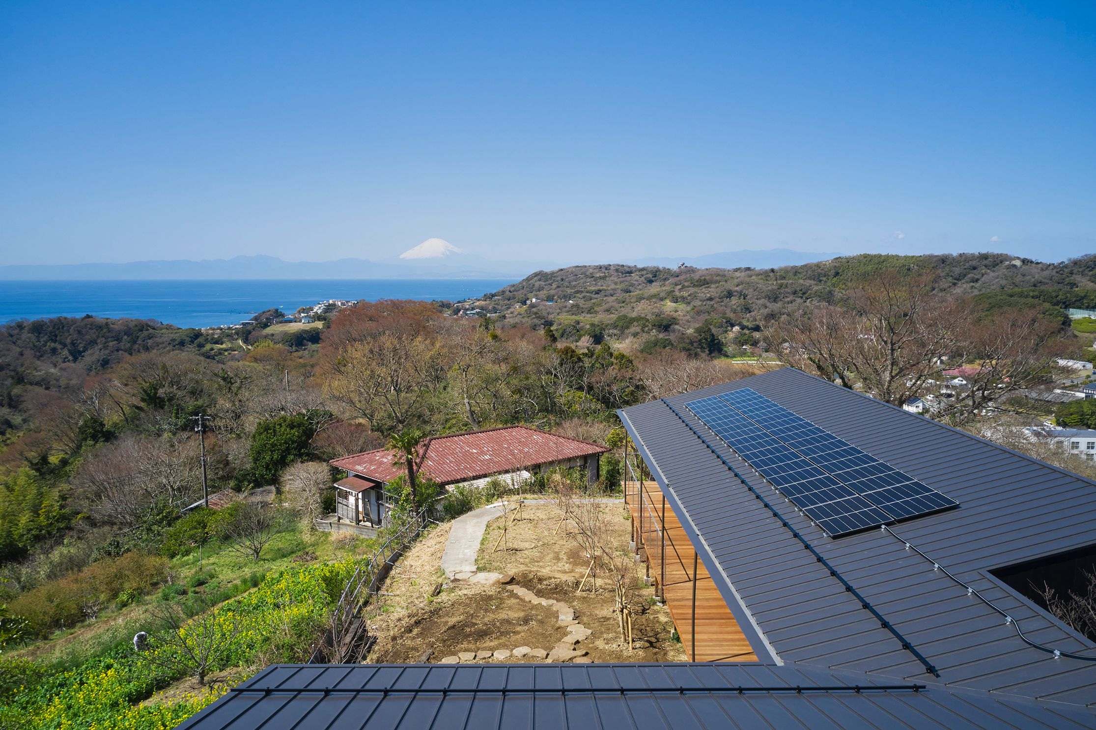 葉山の風光明媚な土地に建つセカンドハウス