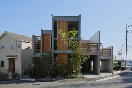 角地に建つ、空と繋がるアウトドアリビングの家