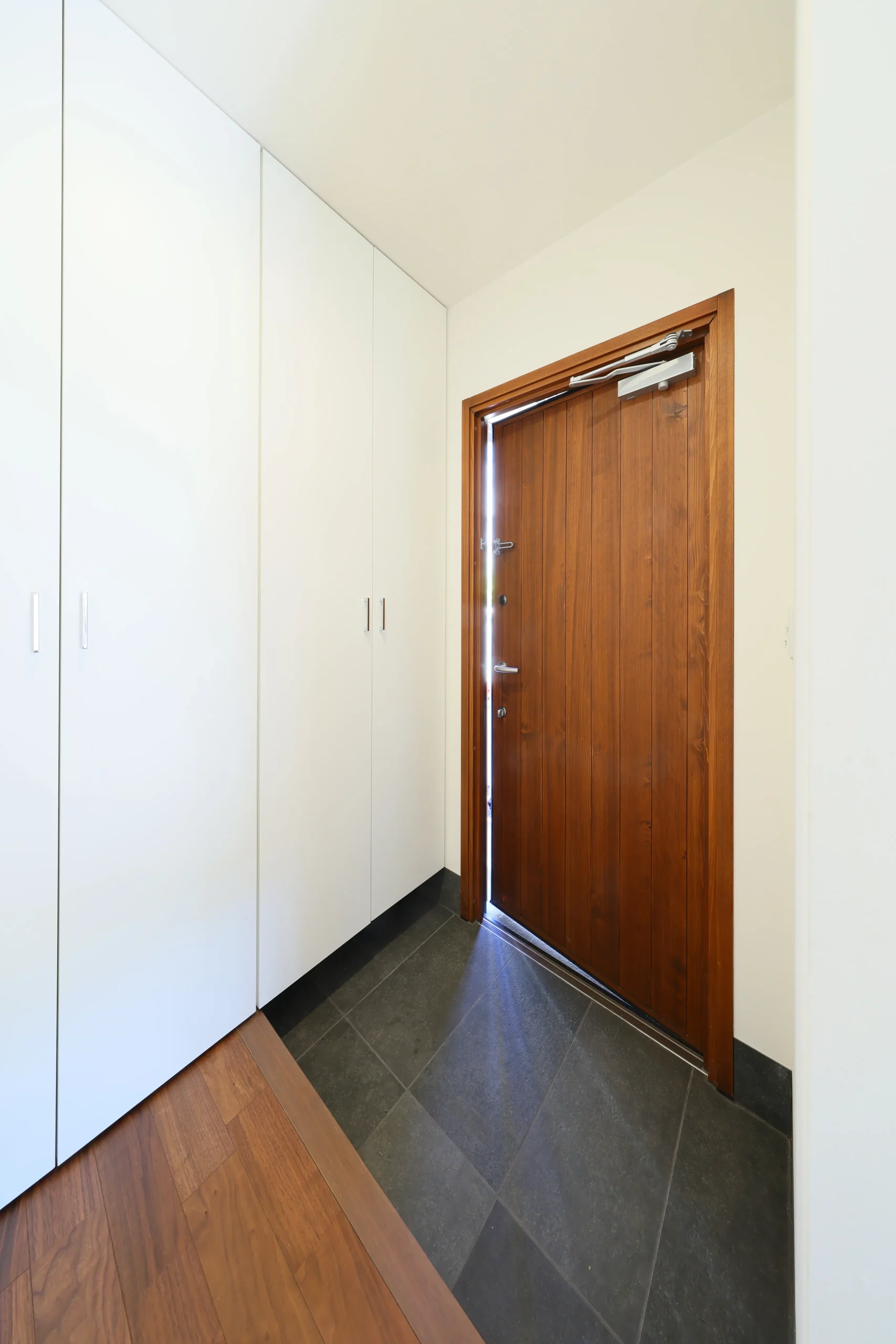 上下階分離型 二世帯住宅の建築家自邸の施工事例画像