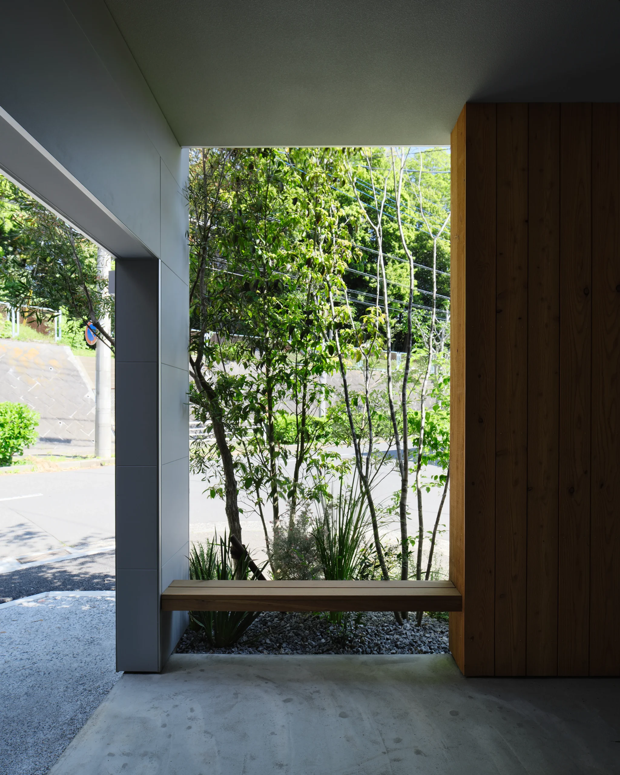 角地に建つ、<br />空と繋がるアウトドアリビングの家の施工事例画像