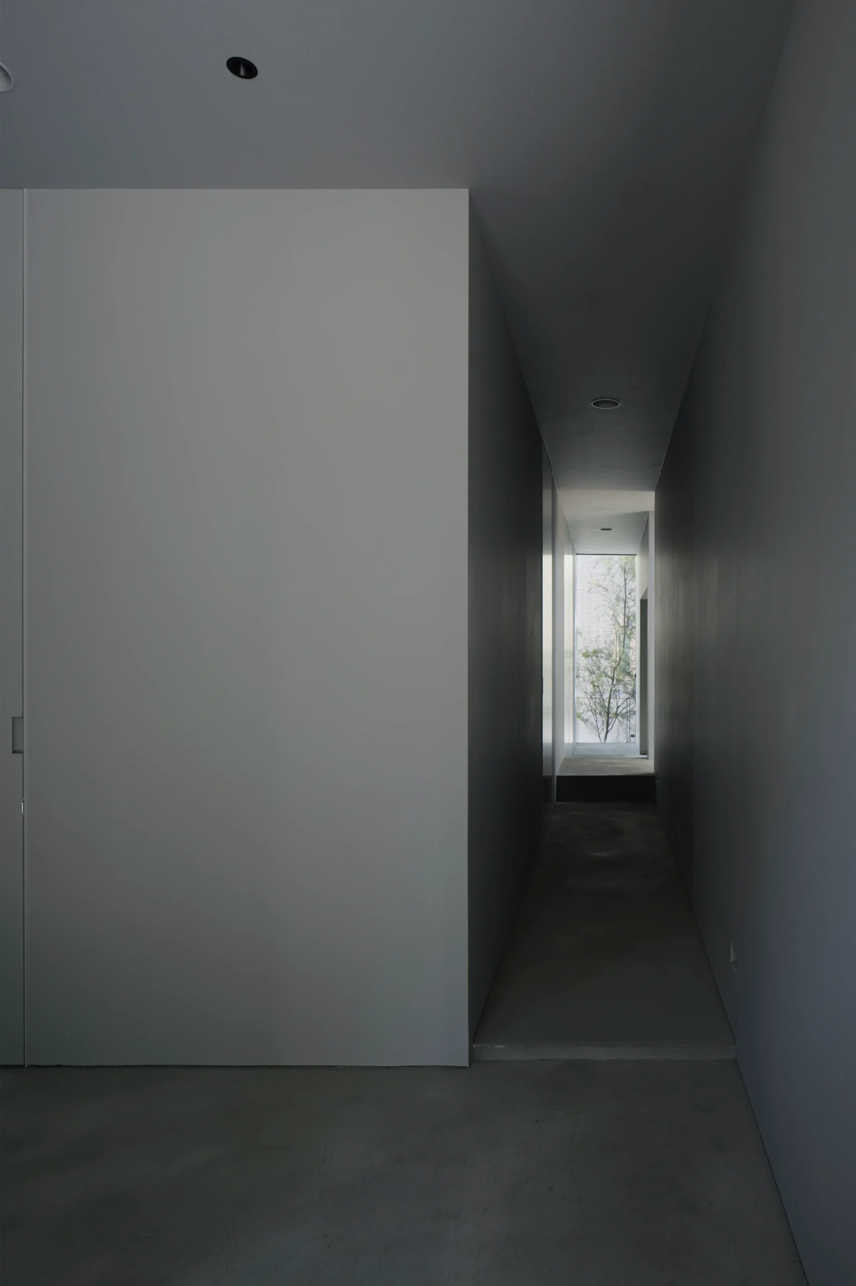 角地に建つ、<br />空と繋がるアウトドアリビングの家の施工事例画像