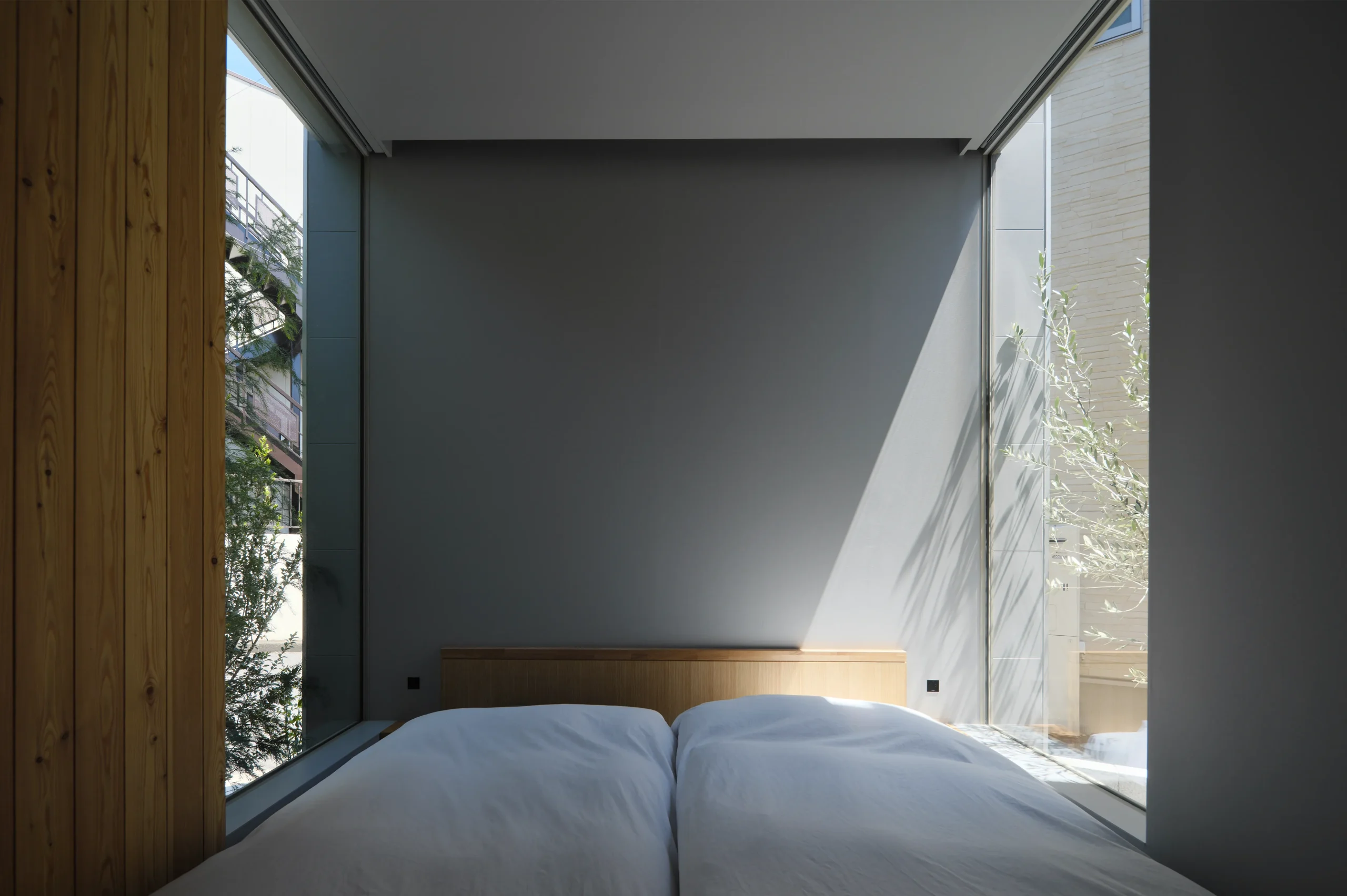 角地に建つ、<br />空と繋がるアウトドアリビングの家の施工事例画像