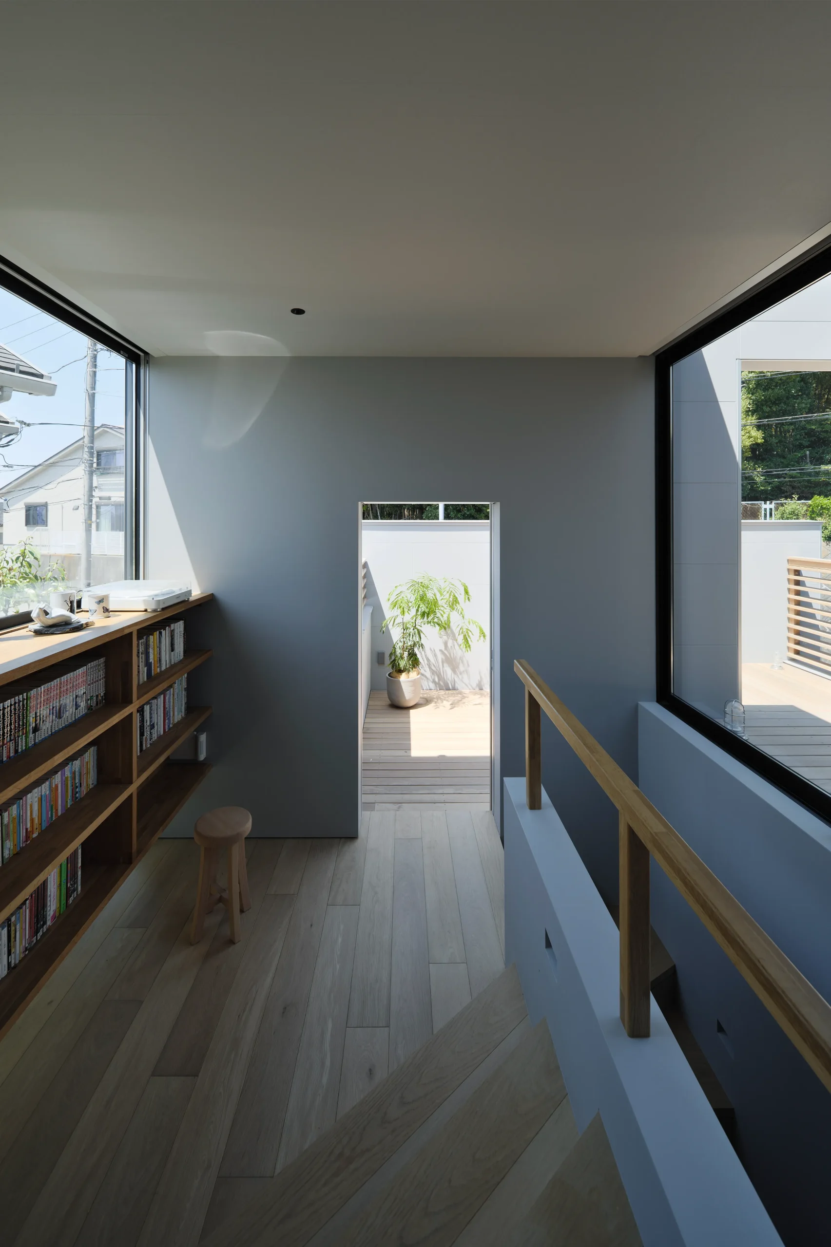 角地に建つ、<br />空と繋がるアウトドアリビングの家の施工事例画像