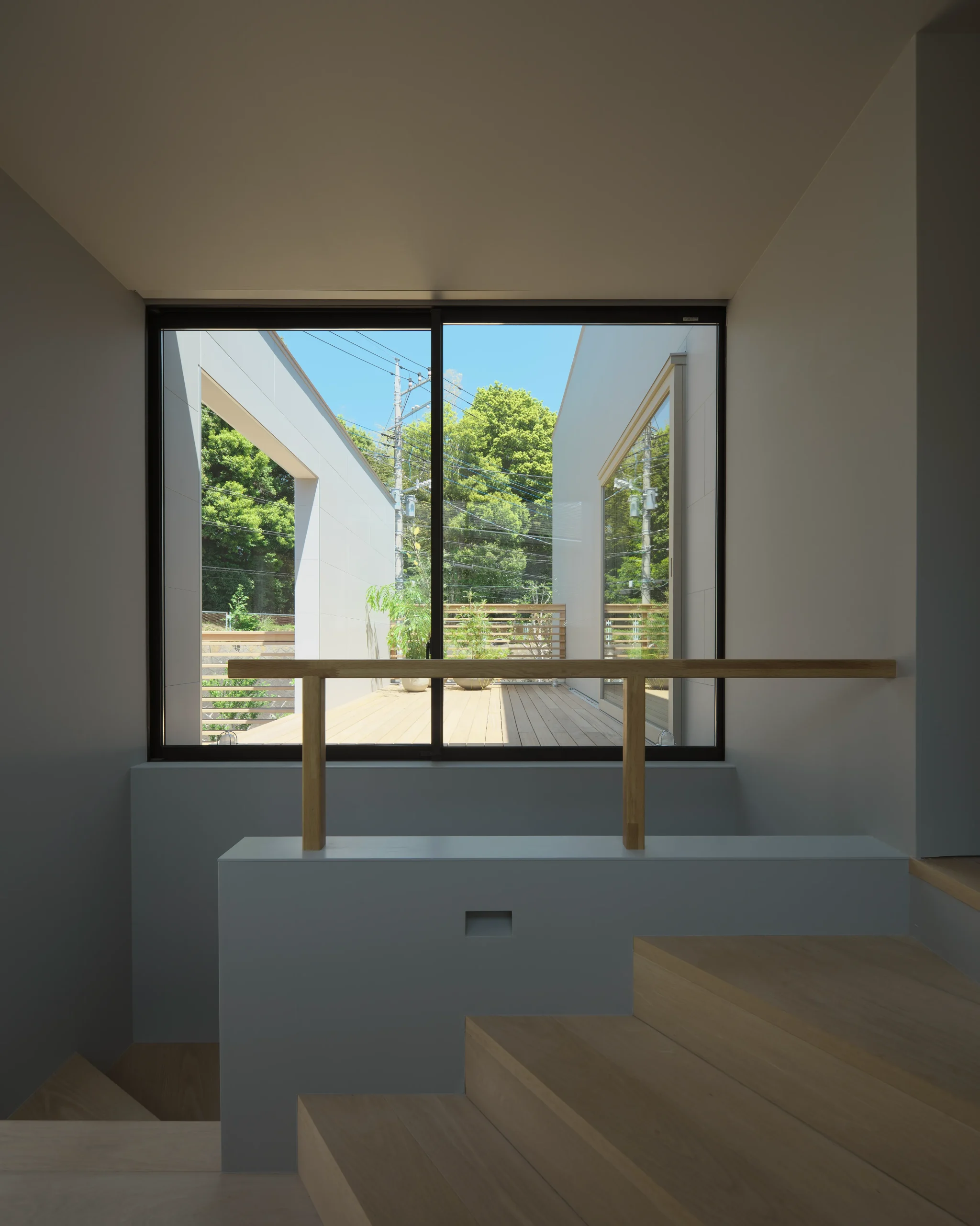 角地に建つ、<br />空と繋がるアウトドアリビングの家の施工事例画像