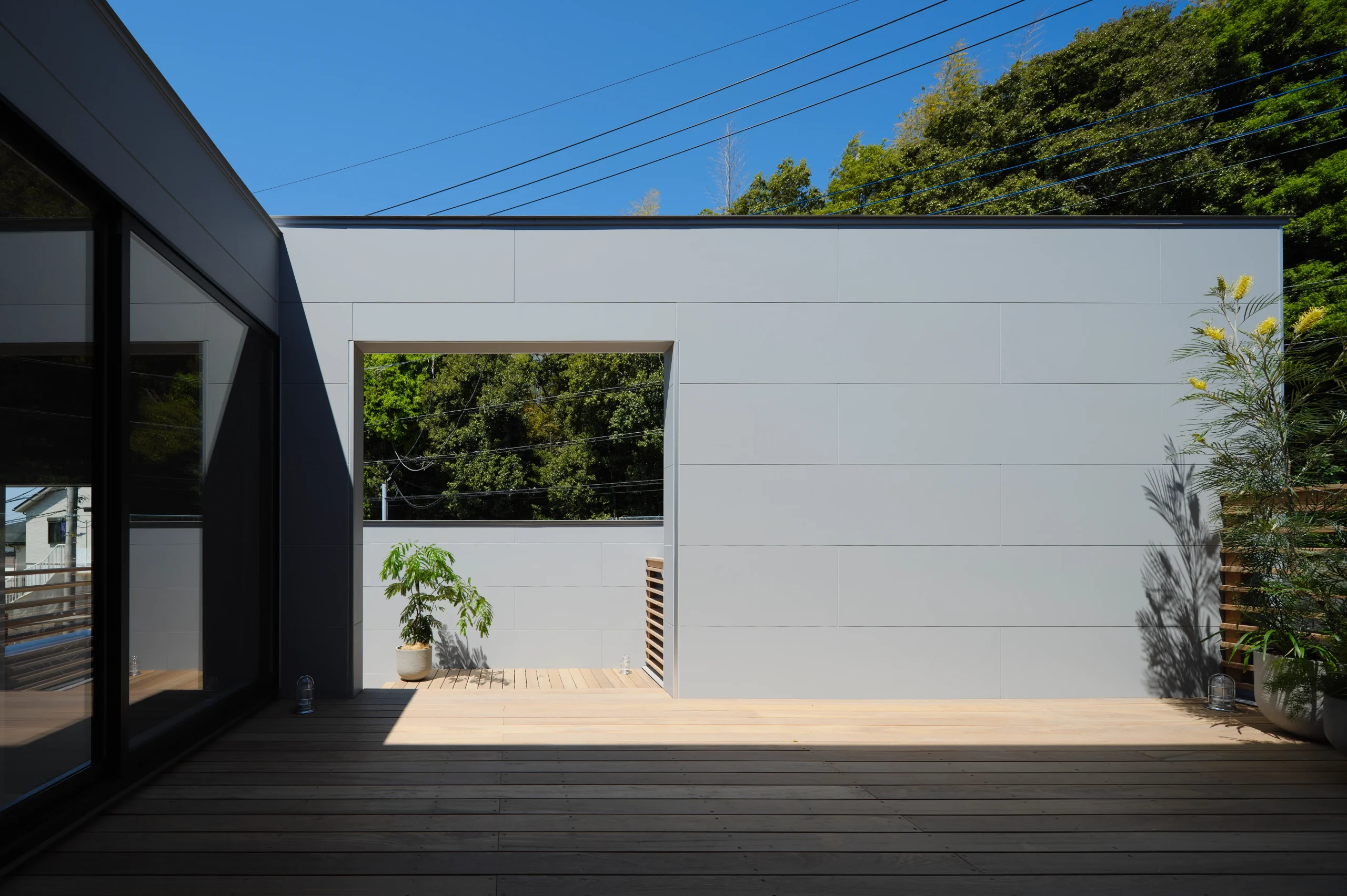 角地に建つ、<br />空と繋がるアウトドアリビングの家の施工事例画像