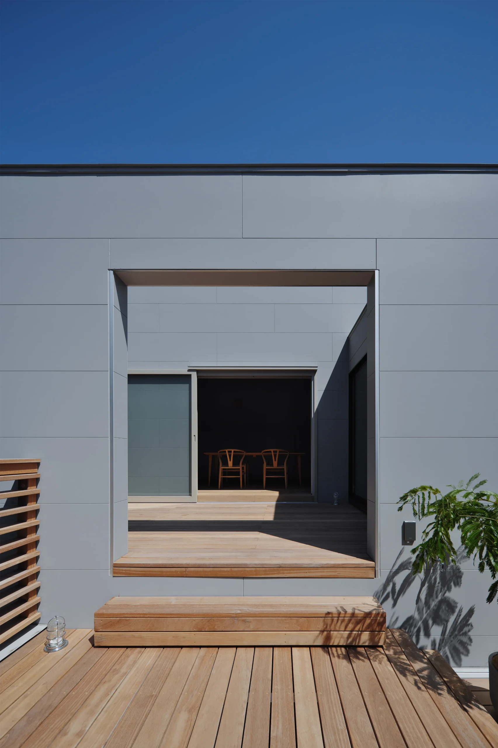 角地に建つ、<br />空と繋がるアウトドアリビングの家の施工事例画像