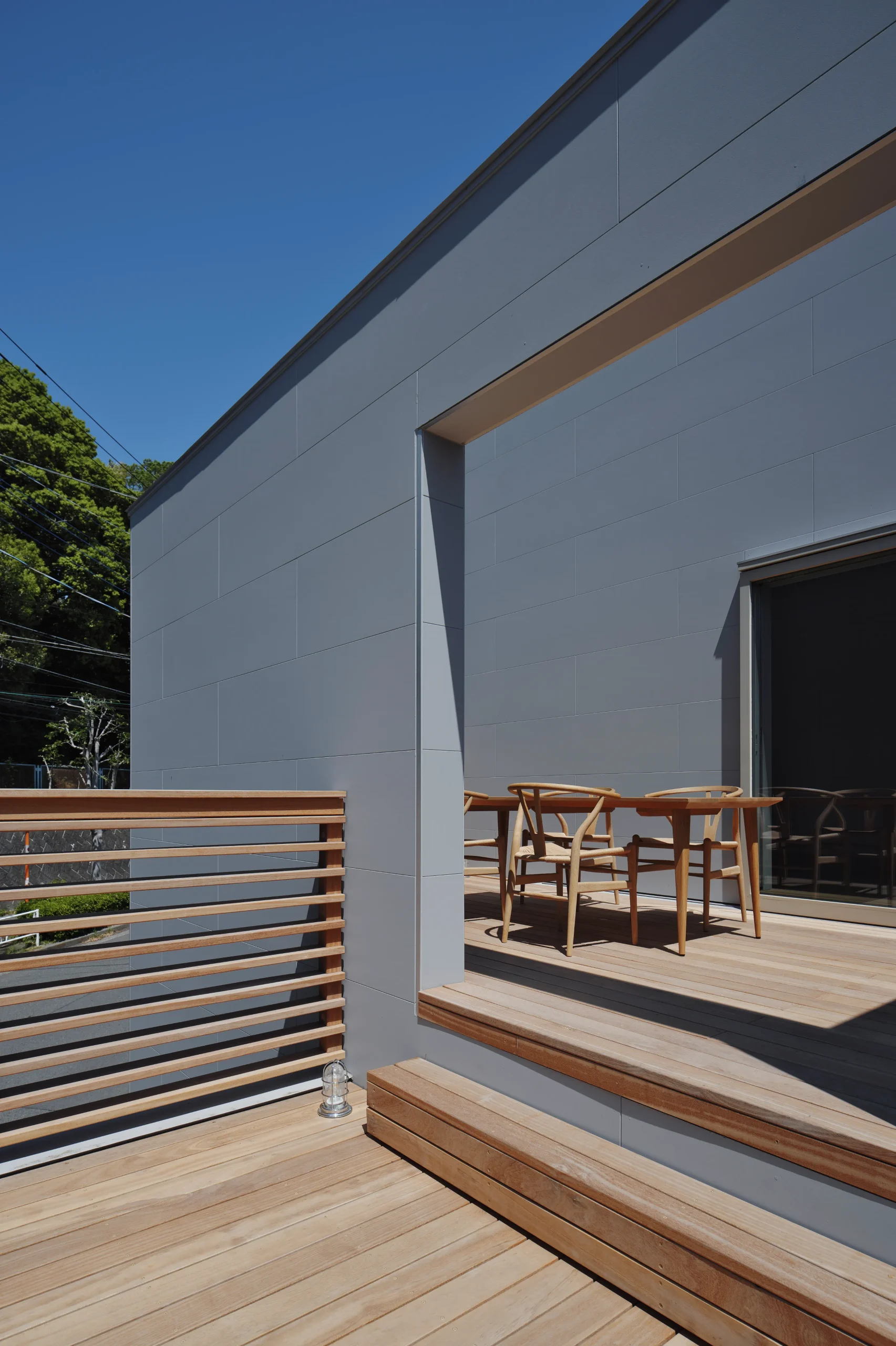 角地に建つ、<br />空と繋がるアウトドアリビングの家の施工事例画像