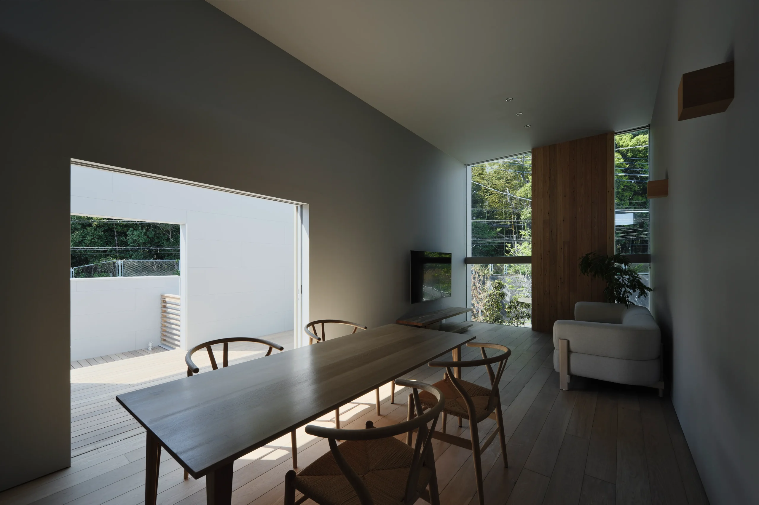 角地に建つ、<br />空と繋がるアウトドアリビングの家の施工事例画像