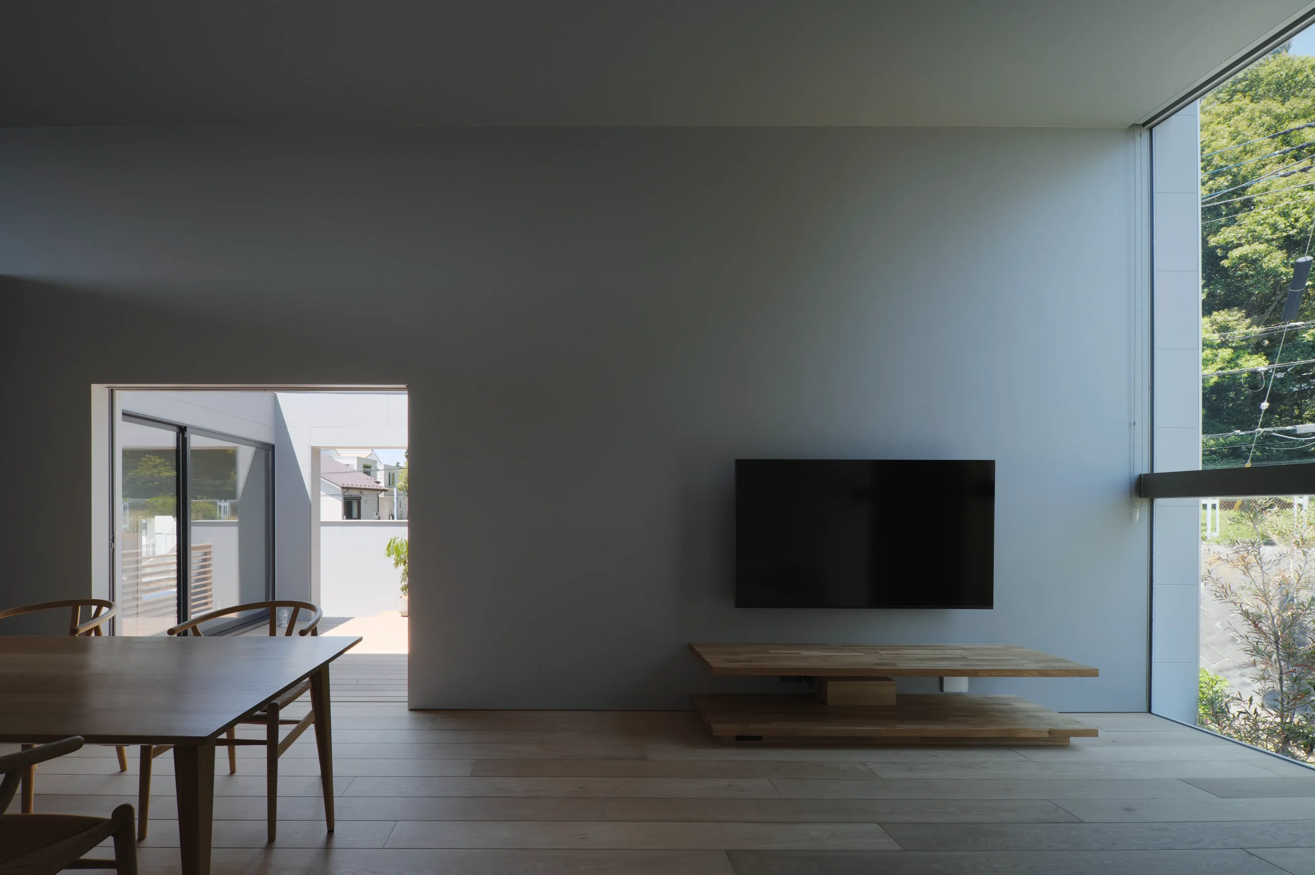 角地に建つ、<br />空と繋がるアウトドアリビングの家の施工事例画像