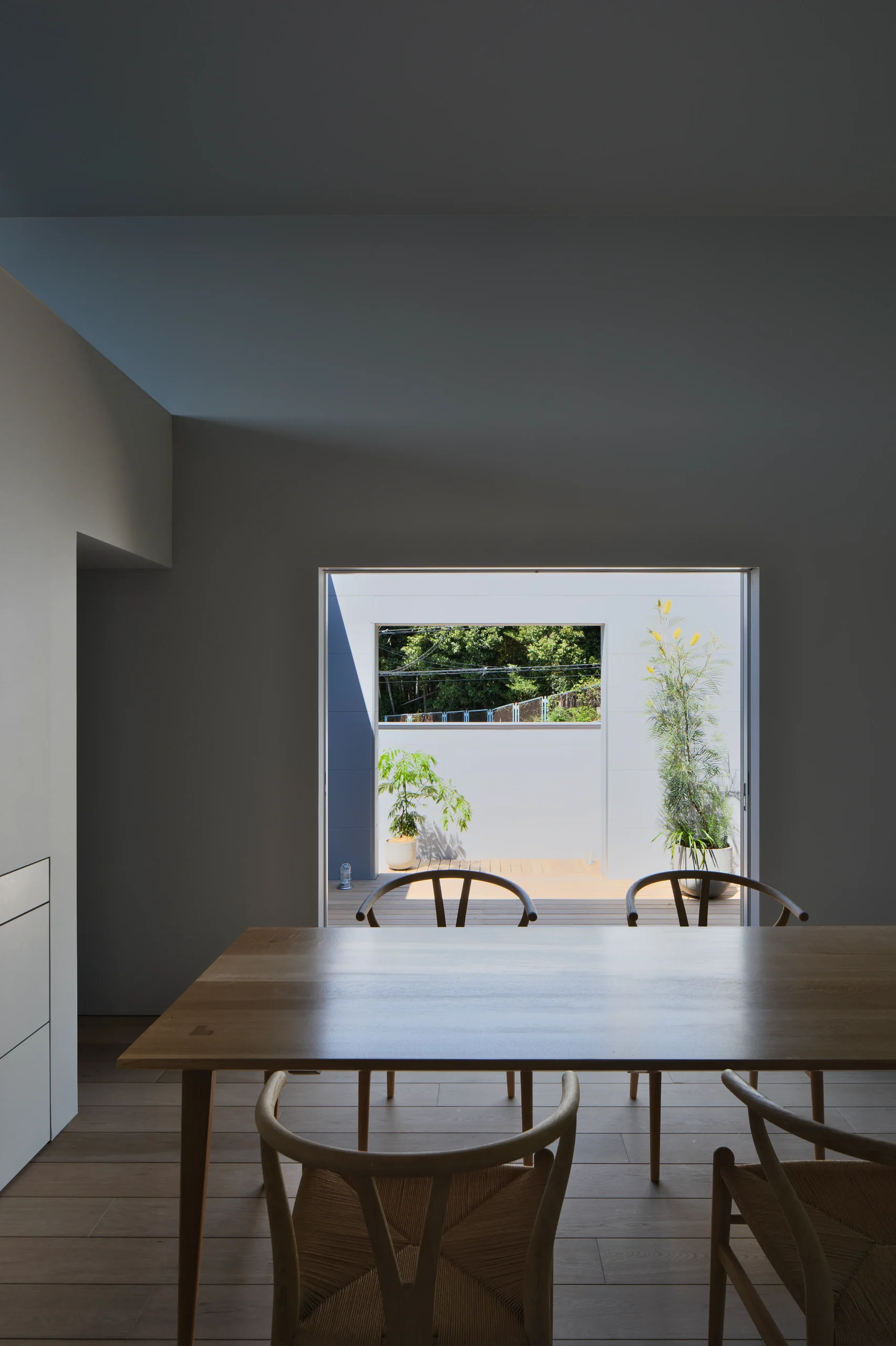 角地に建つ、<br />空と繋がるアウトドアリビングの家の施工事例画像