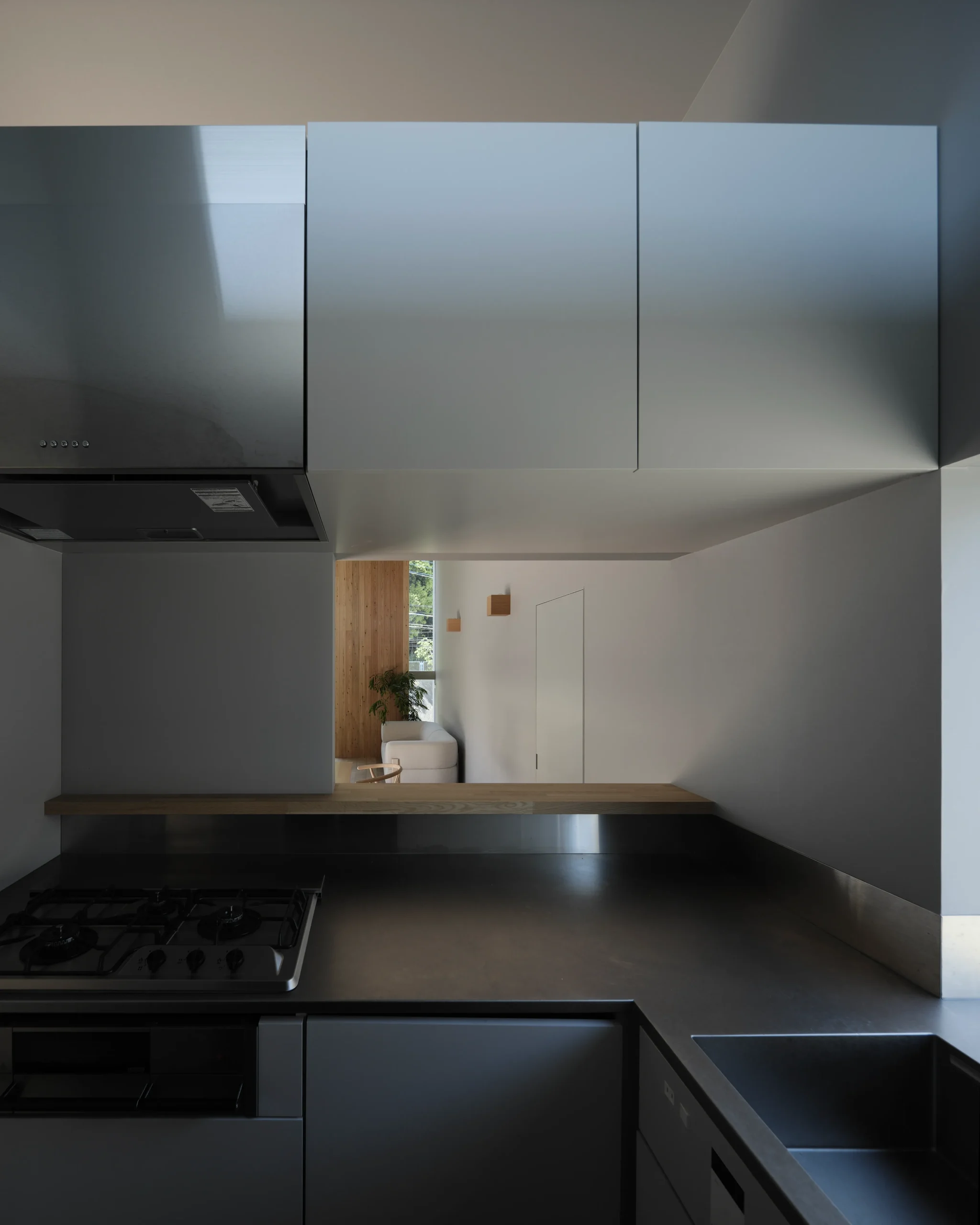 角地に建つ、<br />空と繋がるアウトドアリビングの家の施工事例画像