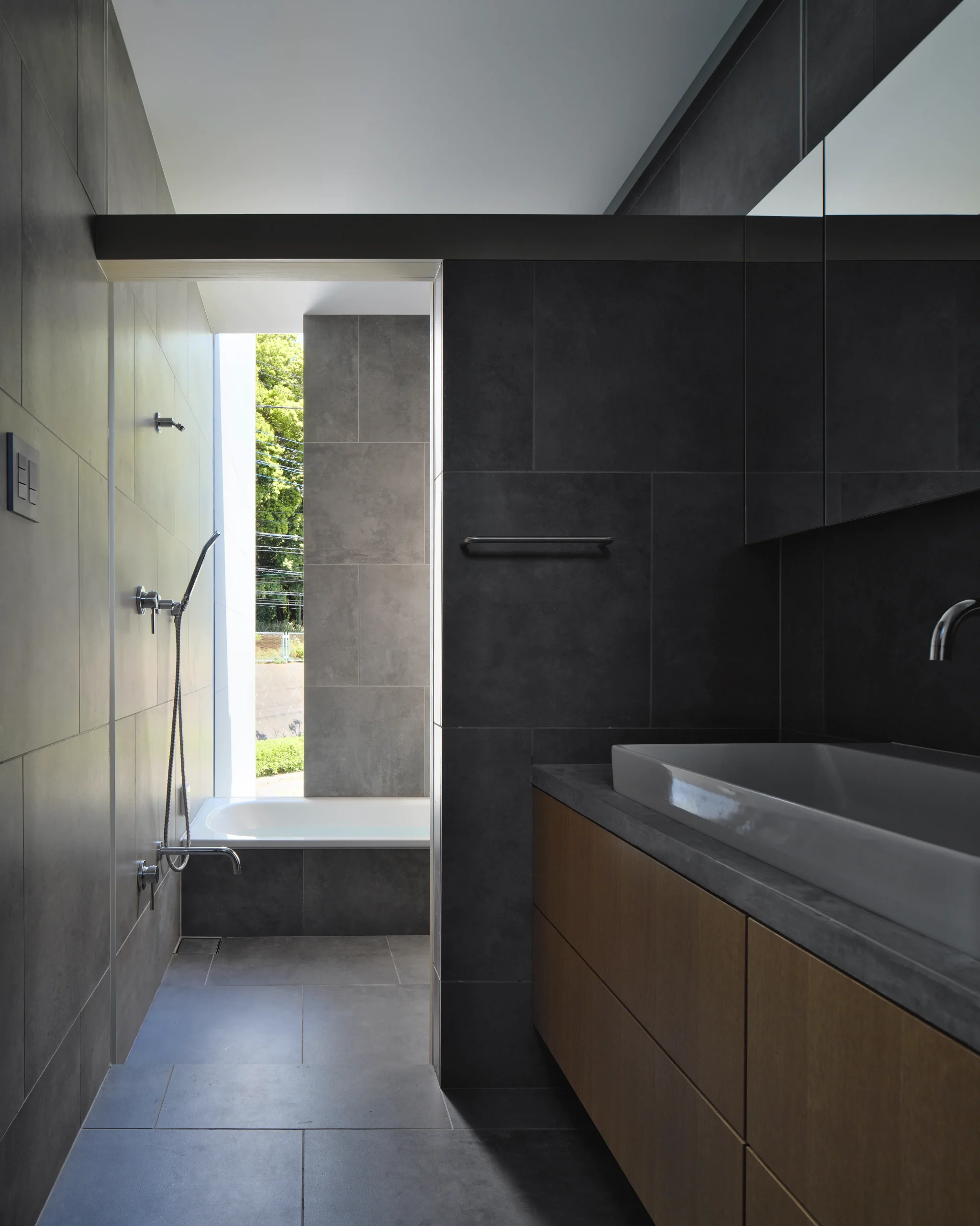 角地に建つ、<br />空と繋がるアウトドアリビングの家の施工事例画像