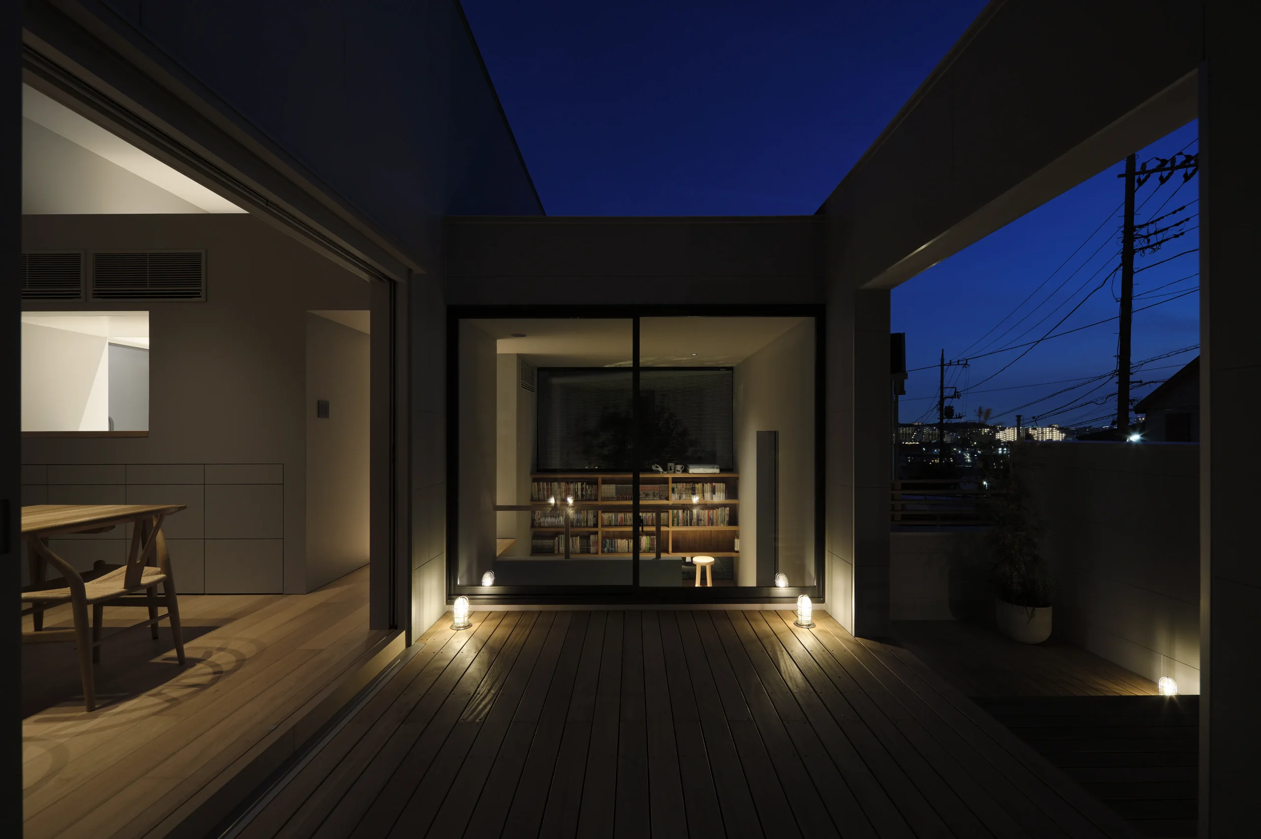 角地に建つ、<br />空と繋がるアウトドアリビングの家の施工事例画像