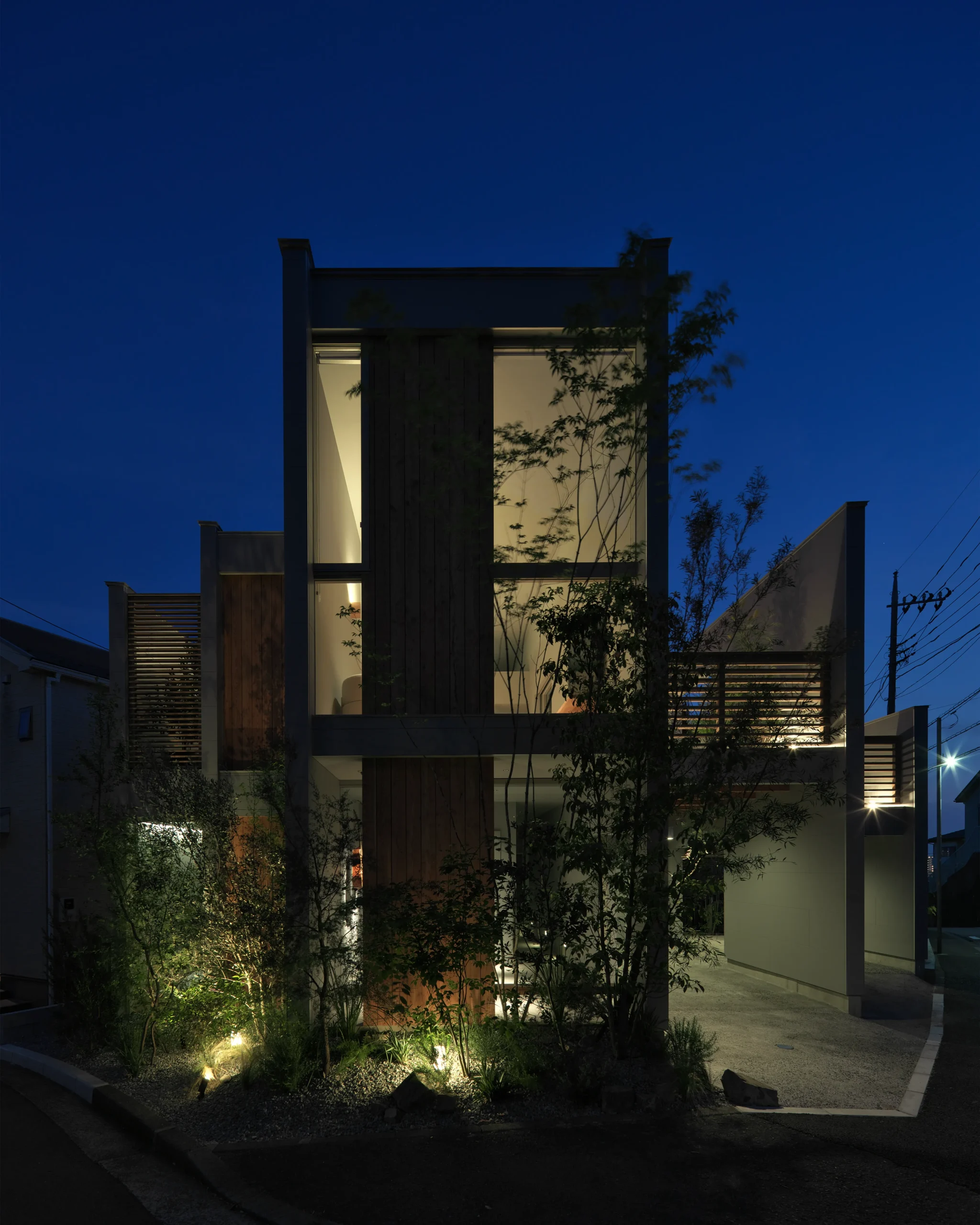 角地に建つ、<br />空と繋がるアウトドアリビングの家の施工事例画像