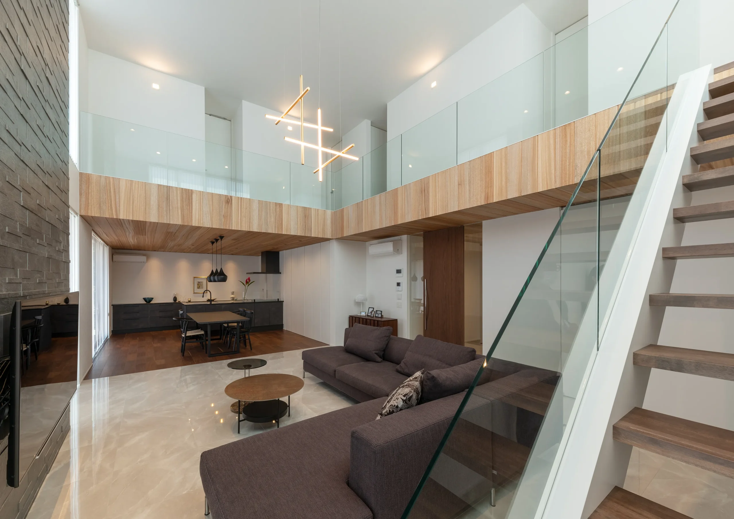 触れて感じる本物の質感。床材・壁材が創る上質な空気感のリビング