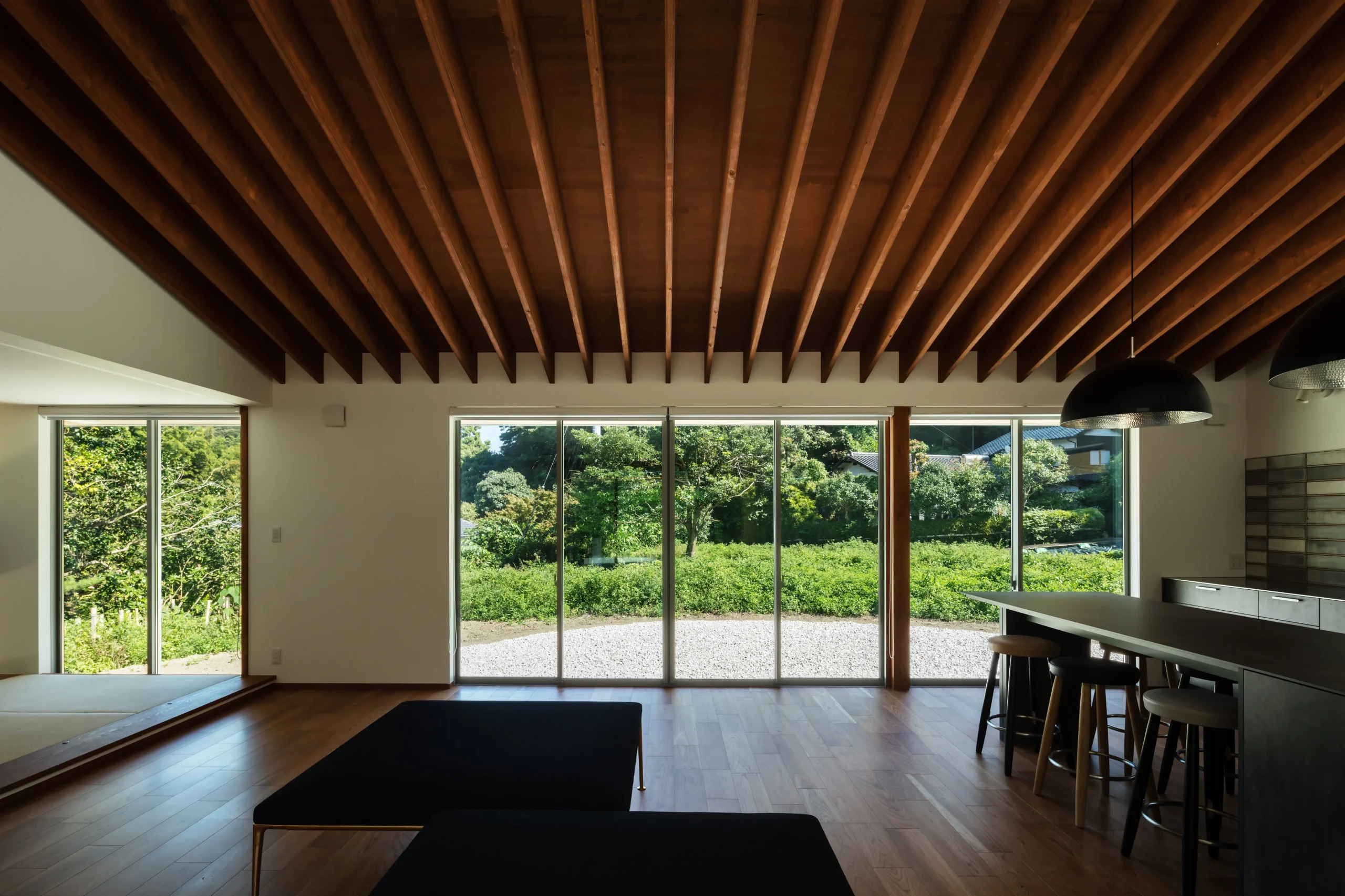 なぜ「抜け感」が高級住宅のリビングに不可欠なのか