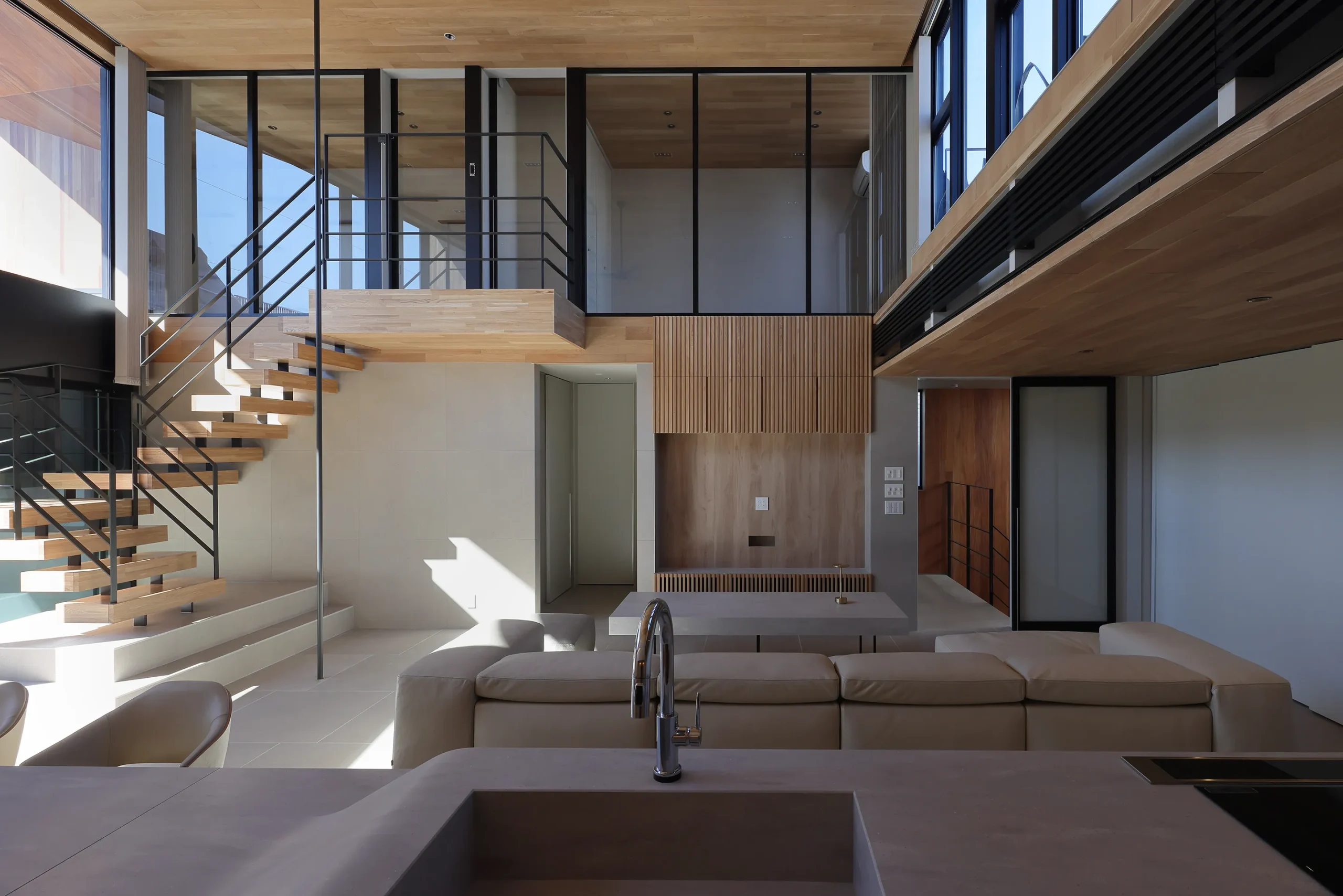 木、石、ガラス。異素材ミックスで魅せる唯一無二のリビングのデザイン