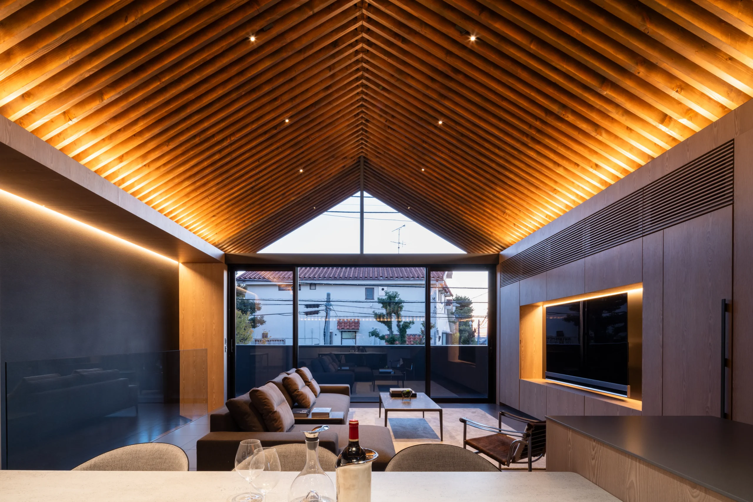 リビングに深みと奥行きを与える、ホテルライクな照明計画