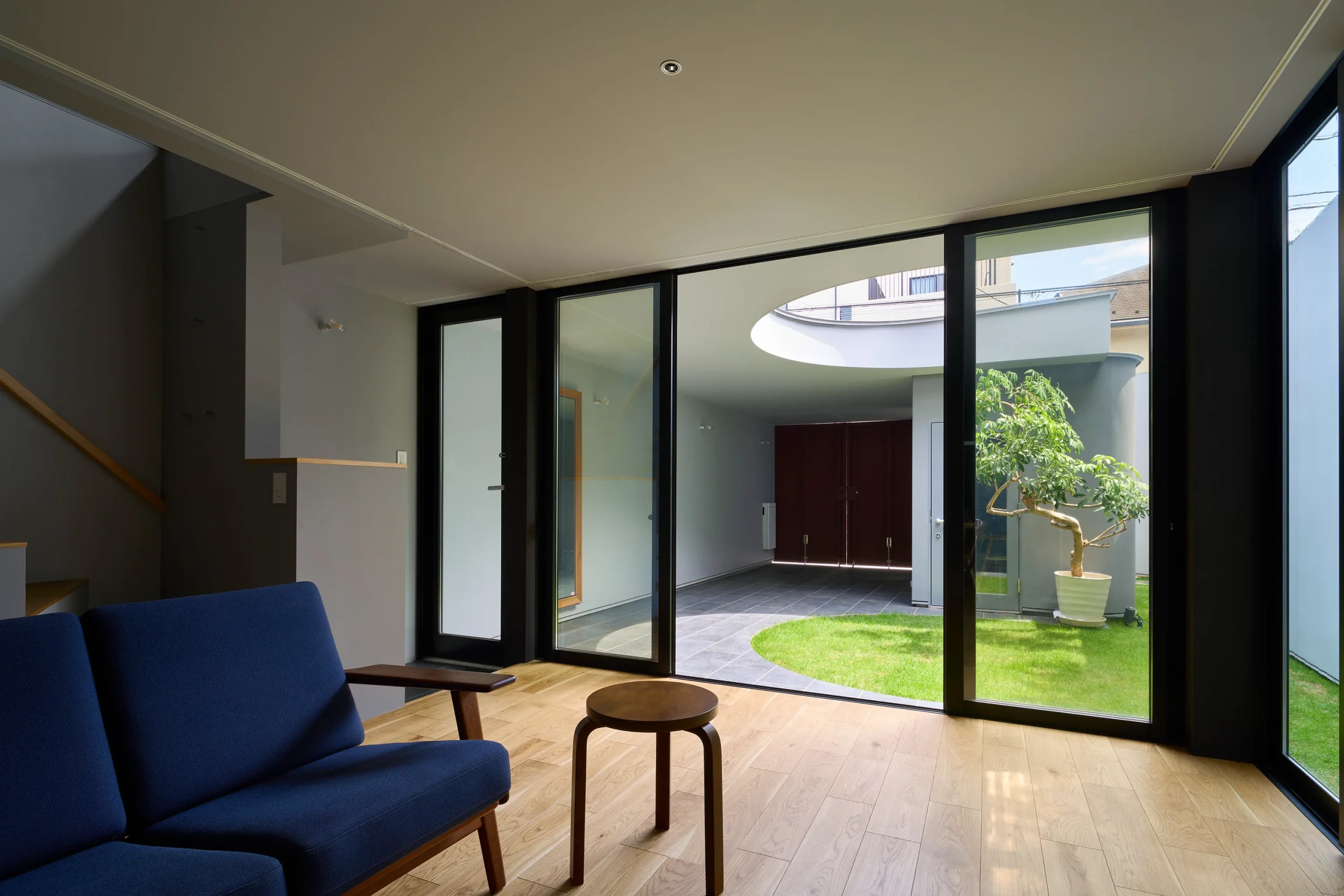 プライバシーと開放感を両立する建築家のテクニック