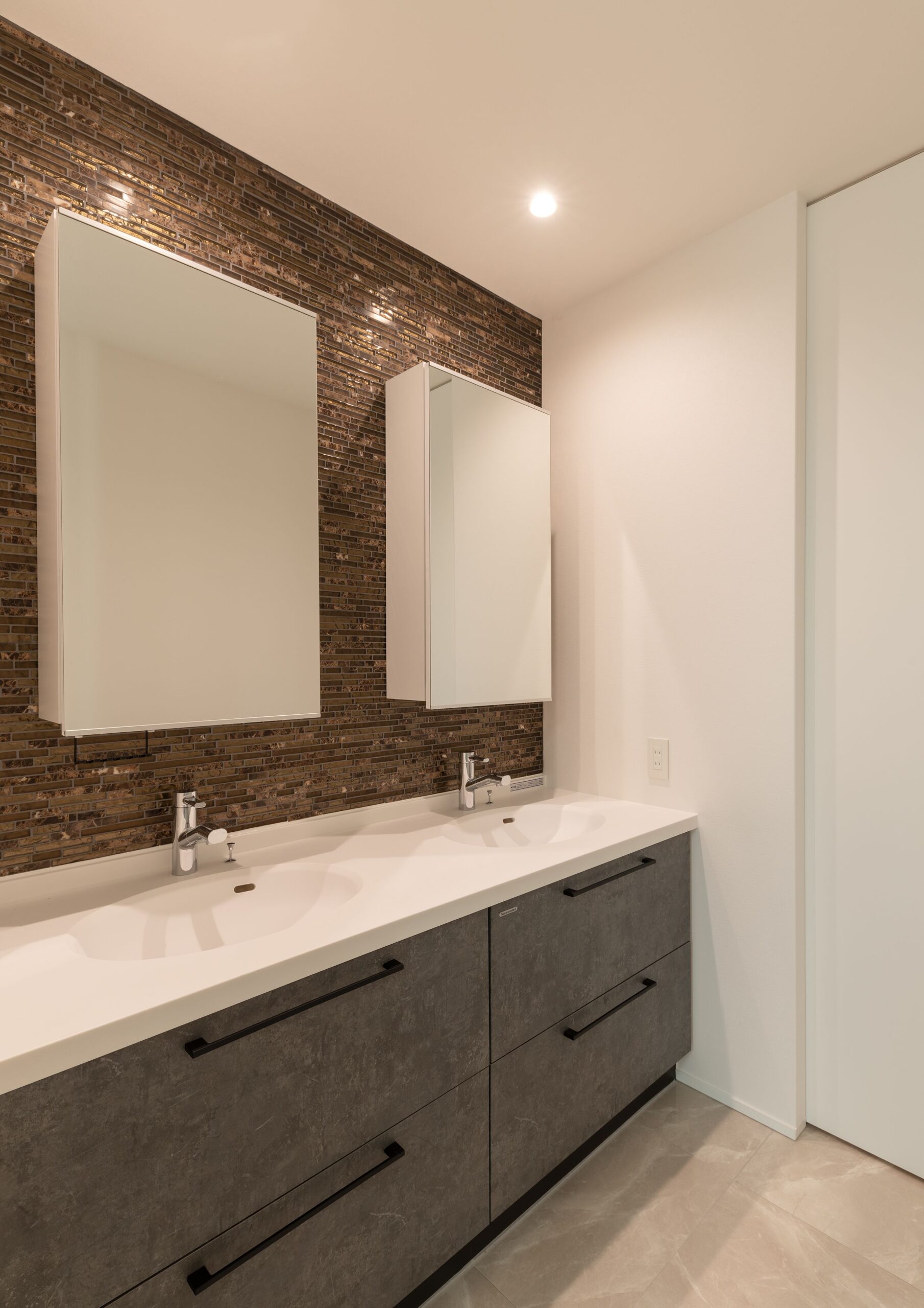 美しさと利便性を兼ね備えた洗面所 収納 鏡