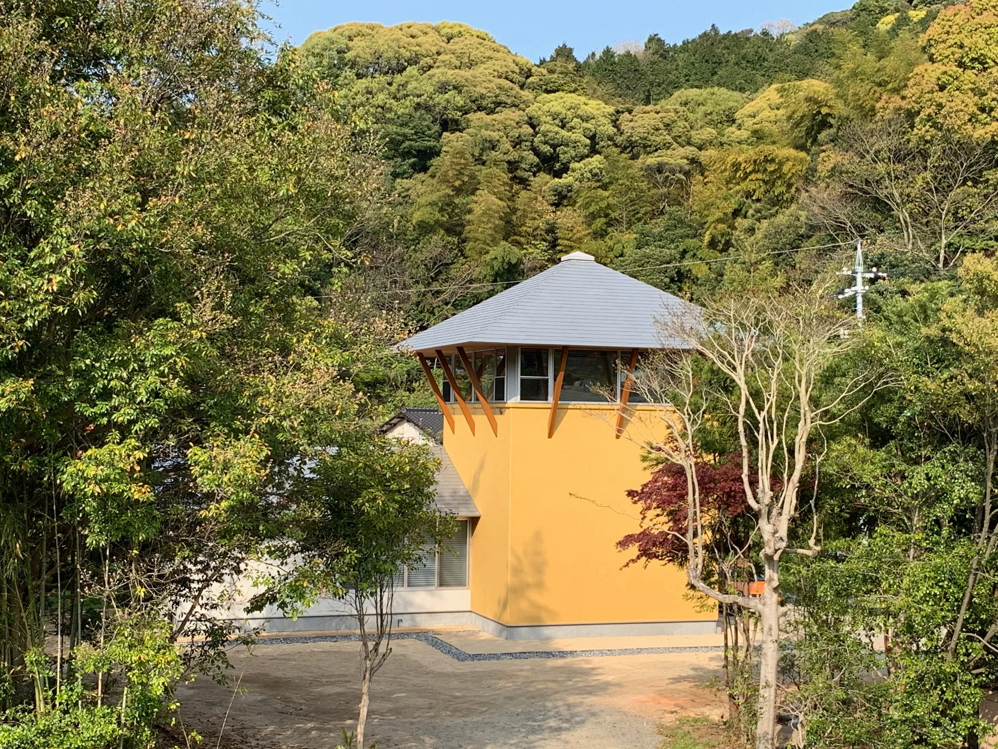 事例2：素材感が際立つ「和モダン」の佇まい