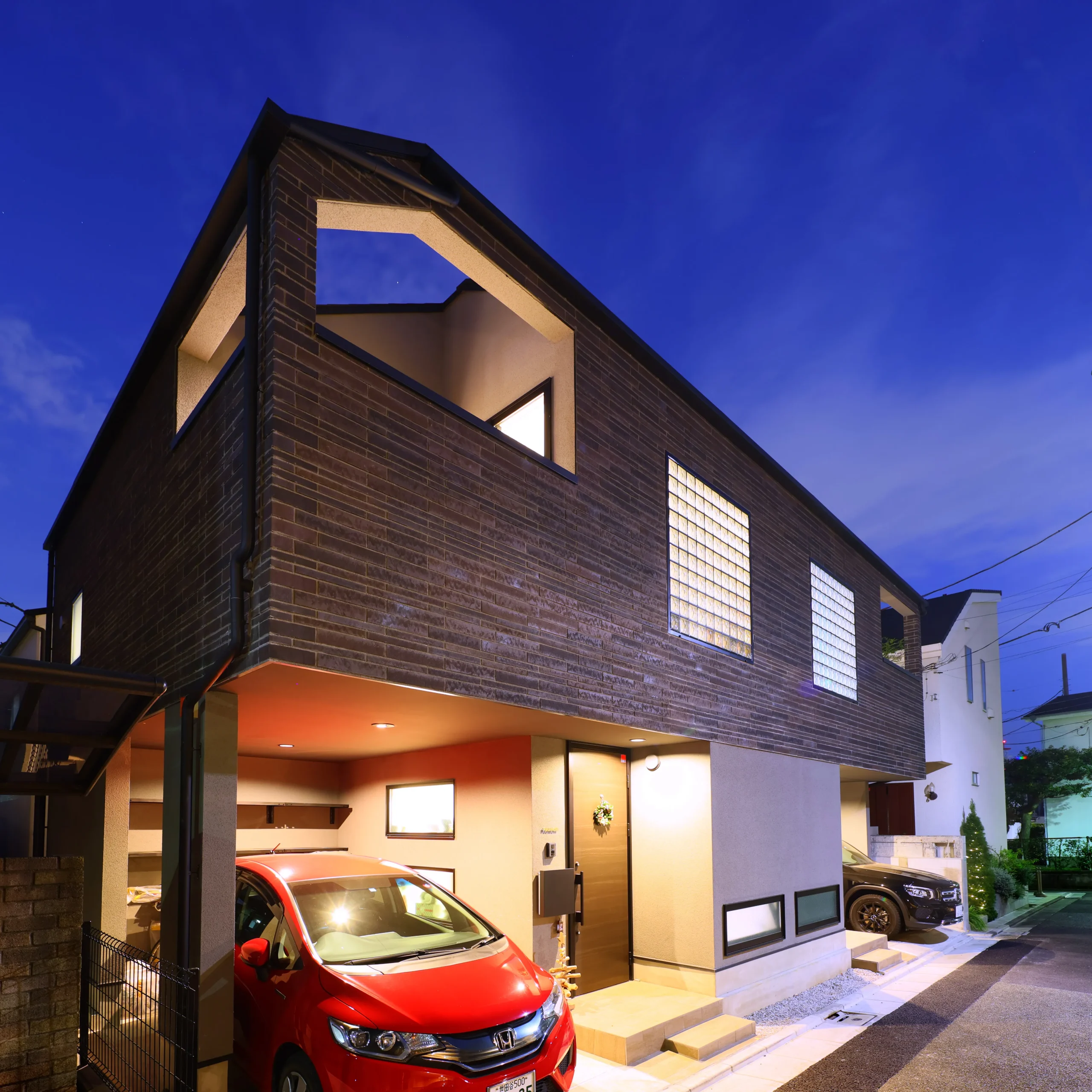 夜間も美しい。ガレージを彩るライティング計画