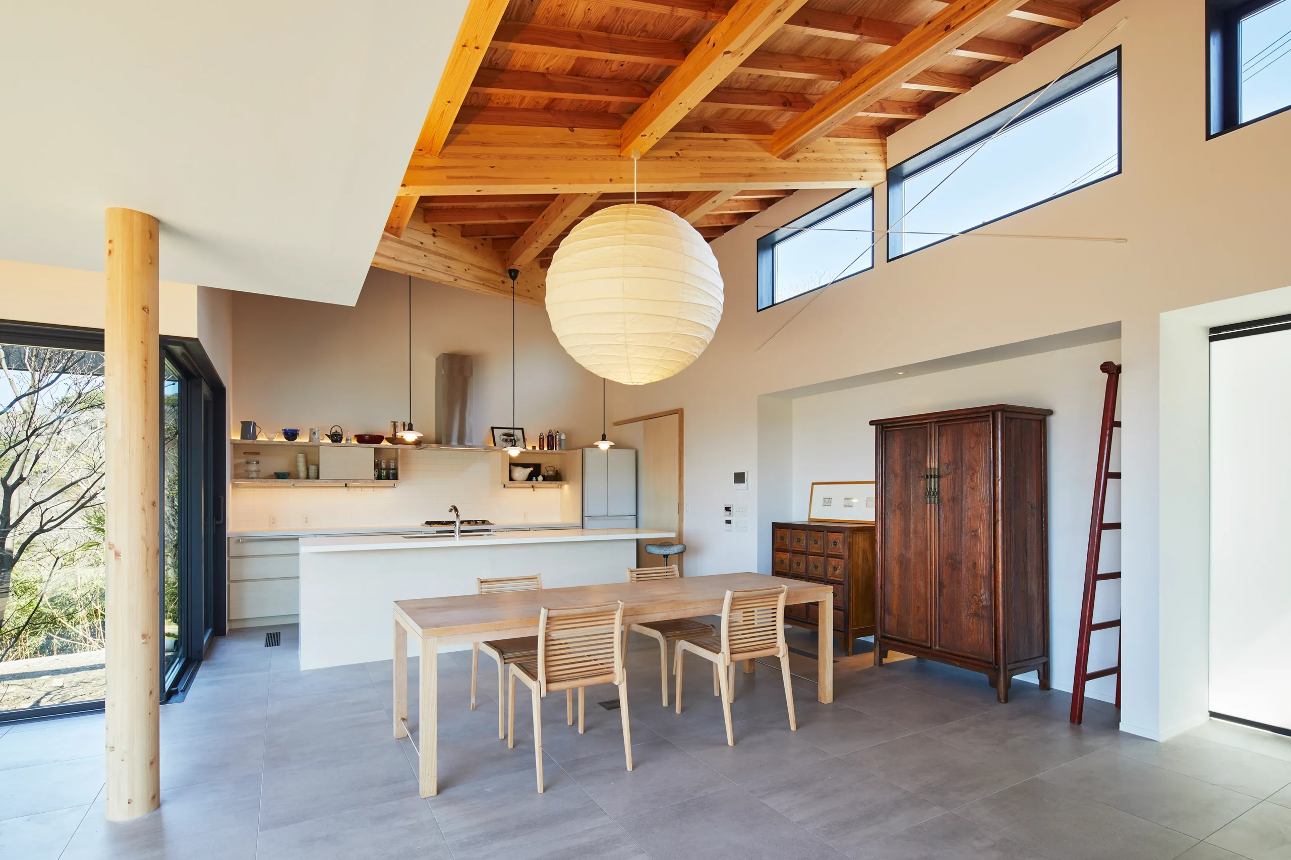 海と緑と、アンティーク。景色を味わう「和モダン」キッチン