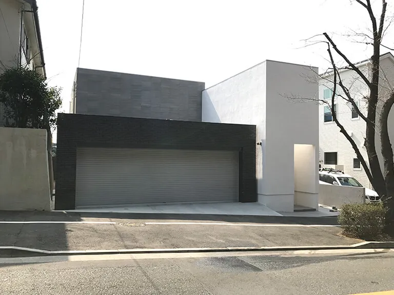 豪邸の顔となる、シャッターと外壁の素材選び